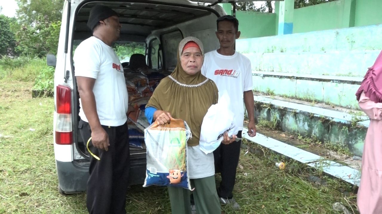 Warga menukarkan kupon sembako murah di Lapangan Bola Aik Seruk, Kecamatan Sijuk, Kabupaten Belitung, yang diadakan relawan Sandi.id