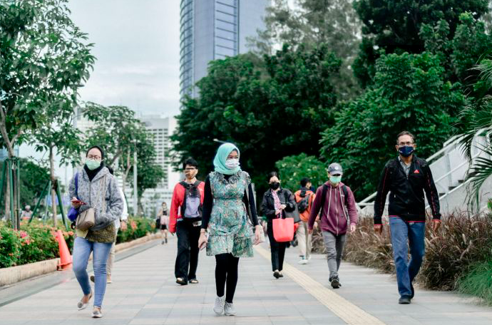 Trotoar di jalan Jenderal Sudirman, Jakarta.