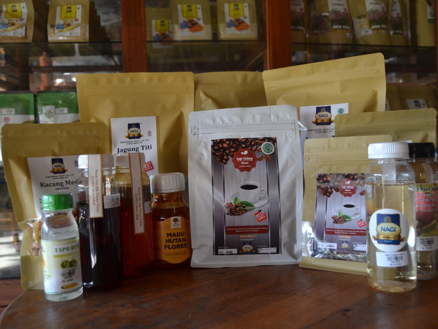 Salah satu toko atau pusat belanja oleh-oleh yang dapat wisatawan kunjungi di kota Larantuka ialah Nagi Karunia Jaya.