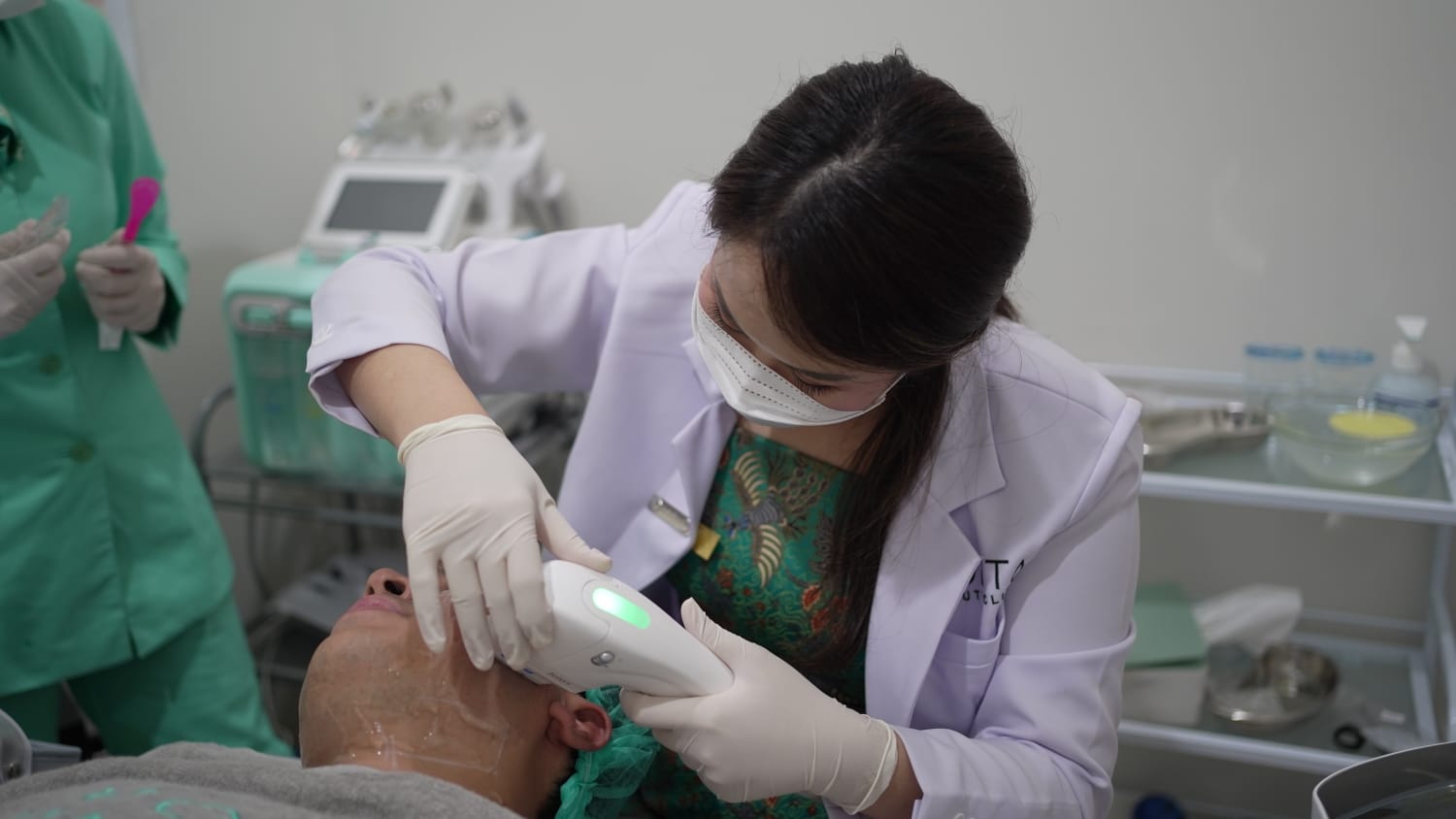 Ilustrasi proses perawatan di Vorta Beauty Clinic