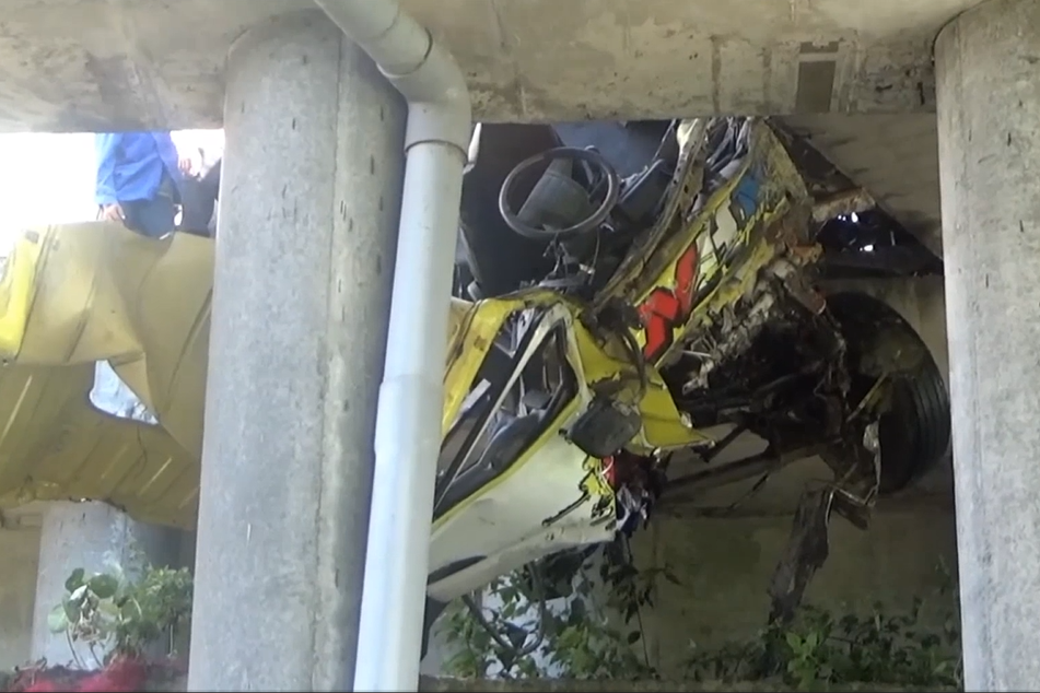 Truk yang menghantam pembatas jembatan layang Tol Jombang-Mojokerto di Kilometer 672 B ruas arah Jombang-Solo.