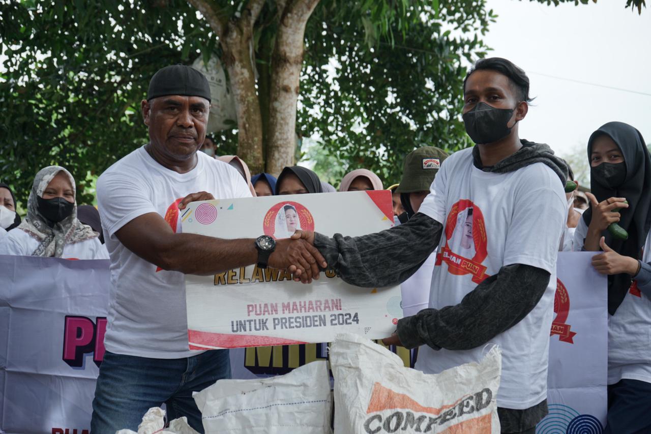 Relawan Puan mengawali aksin dengan melakukan bersih-bersih di Pantai Seraya, Kota Balikpapan, Kaltim. bersama masyarakat setempat.