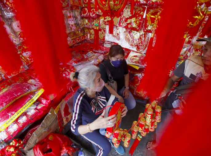 Masyarakat Tionghoa membeli pernak-pernik khas Hari Raya Imlek yang dijual para pedagang mulai ramai seperti yang terlihat di Mangga Besar. 