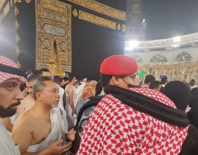 Lakukan Kunjungan Bilateral ke Saudi, Mendag Zulhas Sempatkan Umrah untuk Doakan Indonesia