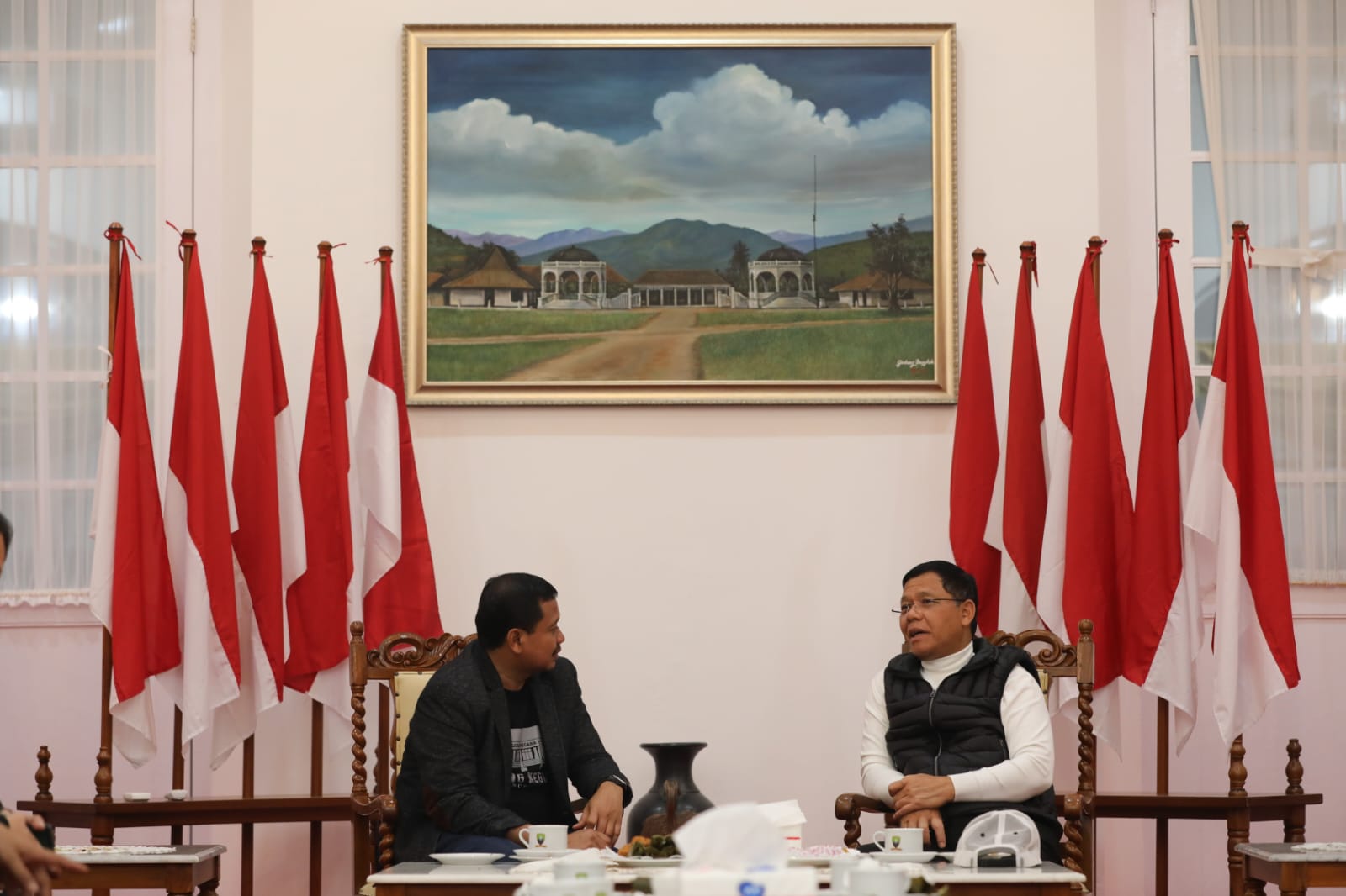  Bupati Sumedang Dony A Munir dan Ketum PPP Muhamad Mardiono (kanan), di Gedung Negara, Kantor Bupati Sumedang, Jabar, Sabtu (14/1/2023).