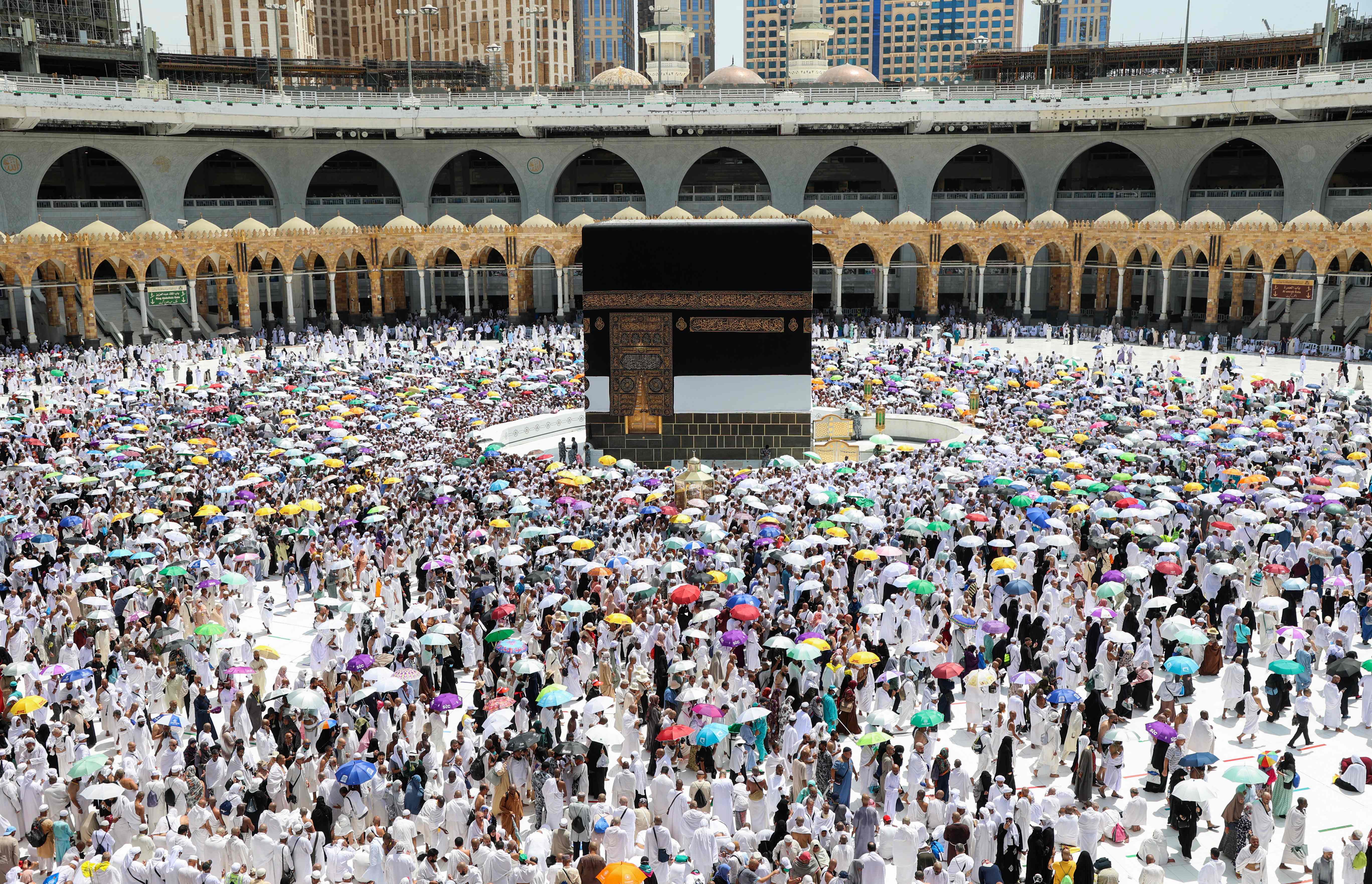 Potret umat Muslim mengitari Kabah di Masjidil Haram, Arab Saudi.
