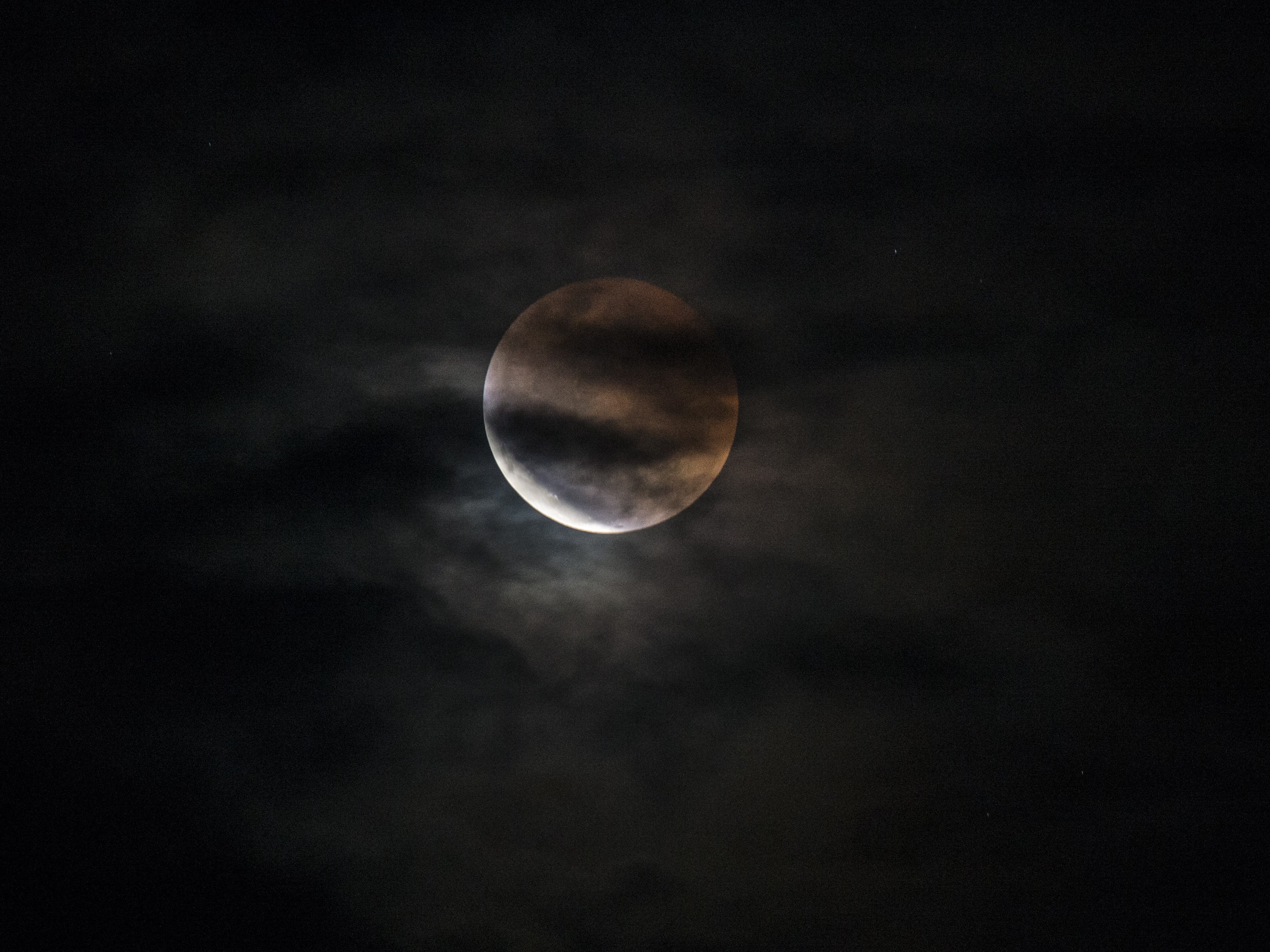 Penampakan gerhana bulan fase total di langit Palangka Raya, Kalimantan Tengah, Selasa (8/11/2022).