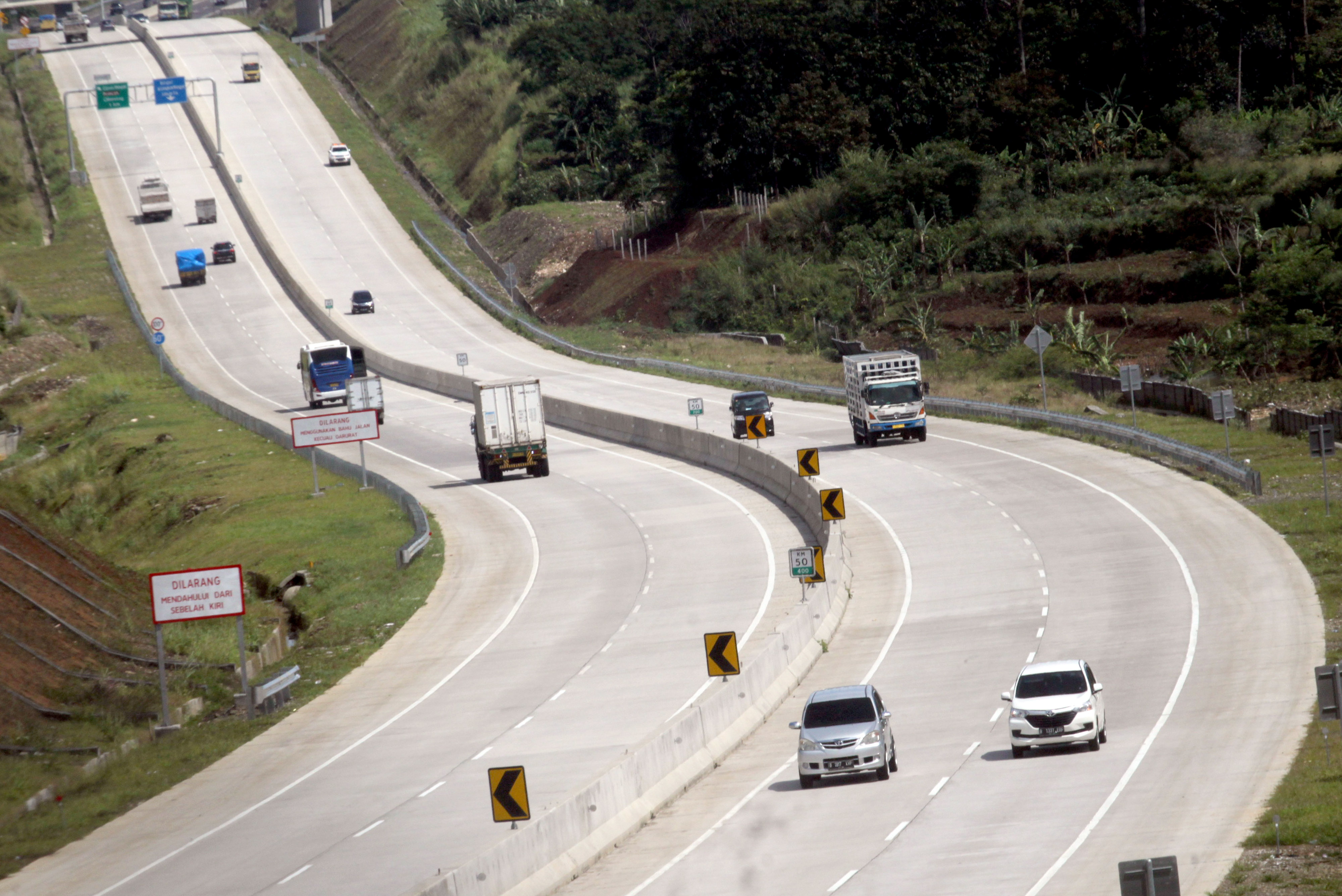 Potret kendaraan melintasi jalan tol yang dibangun Waskita Karya.