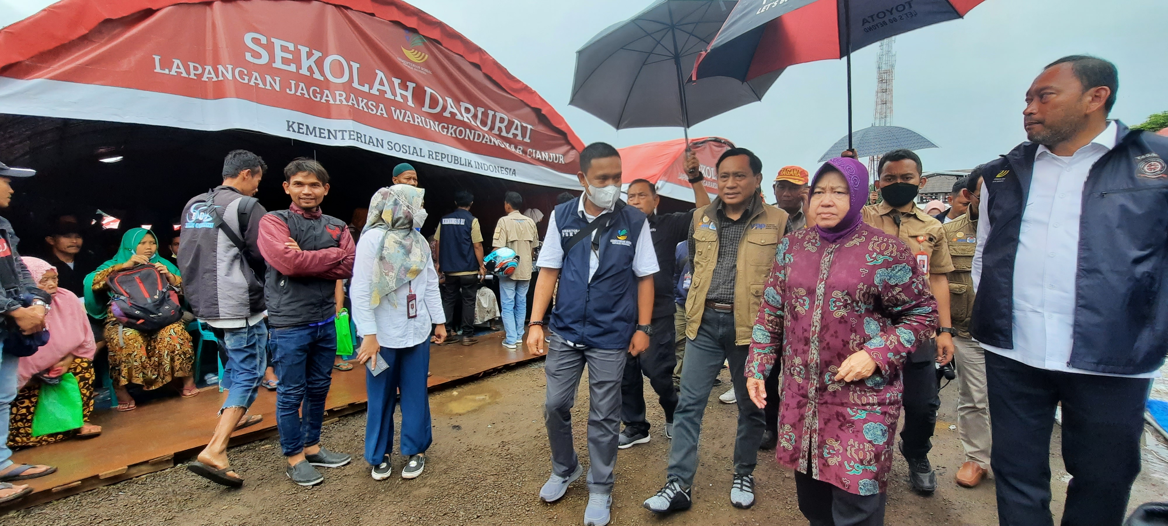 Menteri Sosial Tri Rismaharini menyambangi lokasi posko pengungsian di Lapang Jagaraksa Kecamatan Warungkondang, Cianjur, Rabu (4/1).
