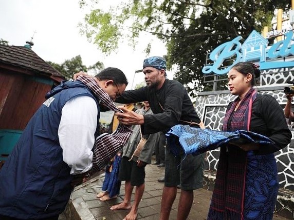 Calon presiden dari Partai NasDem Anies Baswedan (kiri) disambut saat berkunjung ke permukiman suku Badui di Desa Kanekes.