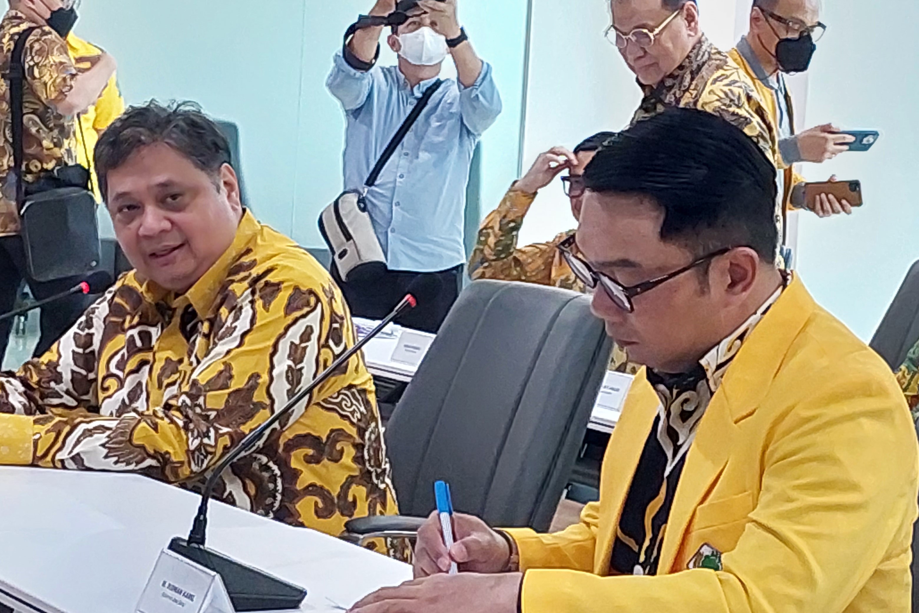 Ketua Umum Partai Golkar Airlangga Hartarto dan Gubernur Jabar Ridwan Kamil