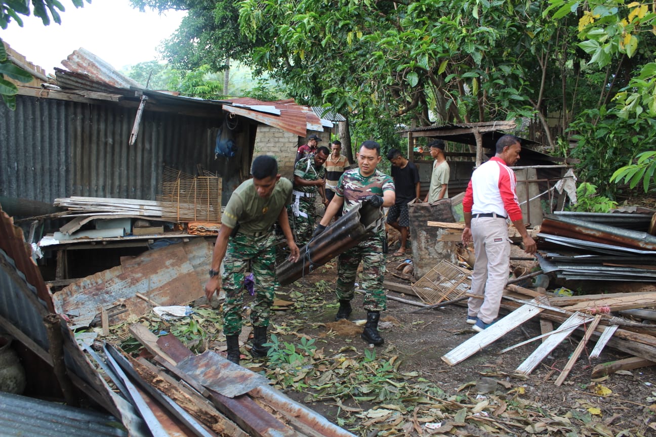 Dandim 1624/ Flotim Letkol Inf Tunggul jati bersama jajaran membersihkan rumah warga terdampak angin kencang.