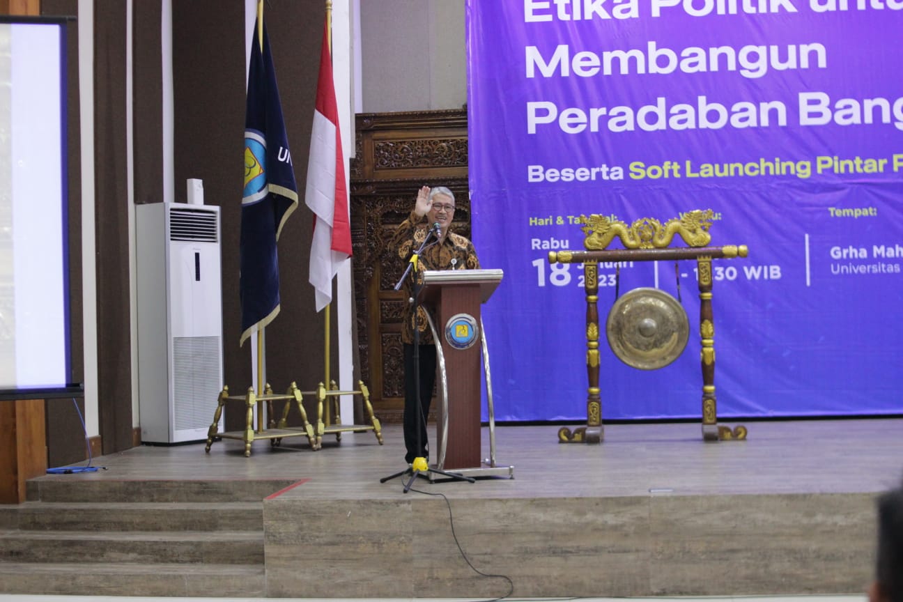 Rektor Universitas Budi Luhur Dr Ir Wendi Usino MSc MM saat meluncurkan Sekolah Pintar Politik, Rabu (18/1).