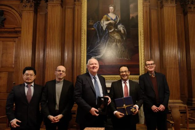 Anies Baswedan saat pelantikan menjadi anggota suatu dewan di Universitas Oxford.