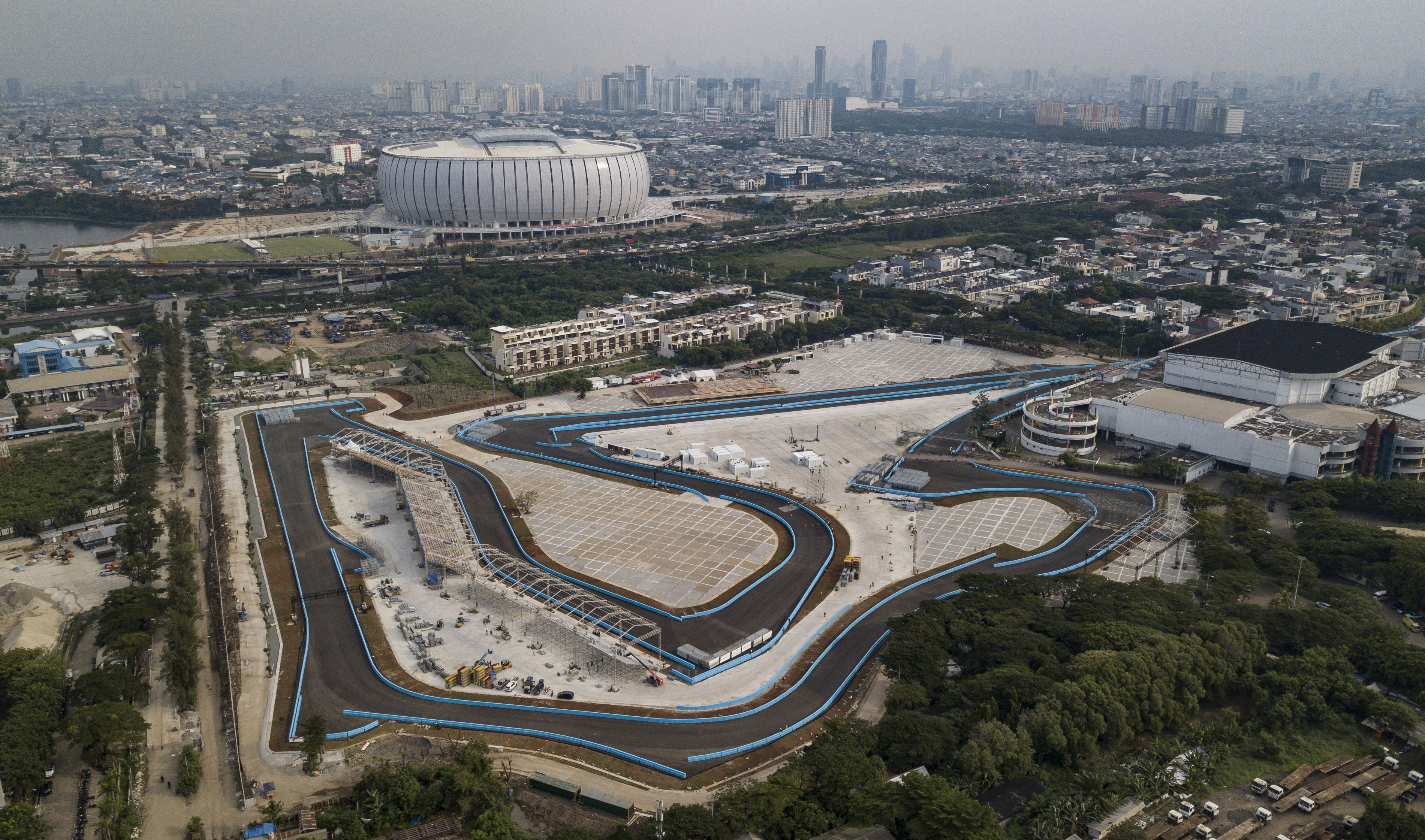 Pekerja menyelesaikan proyek pembangunan Jakarta International E-Prix Circuit di kawasan Ancol, Jakarta Utara.