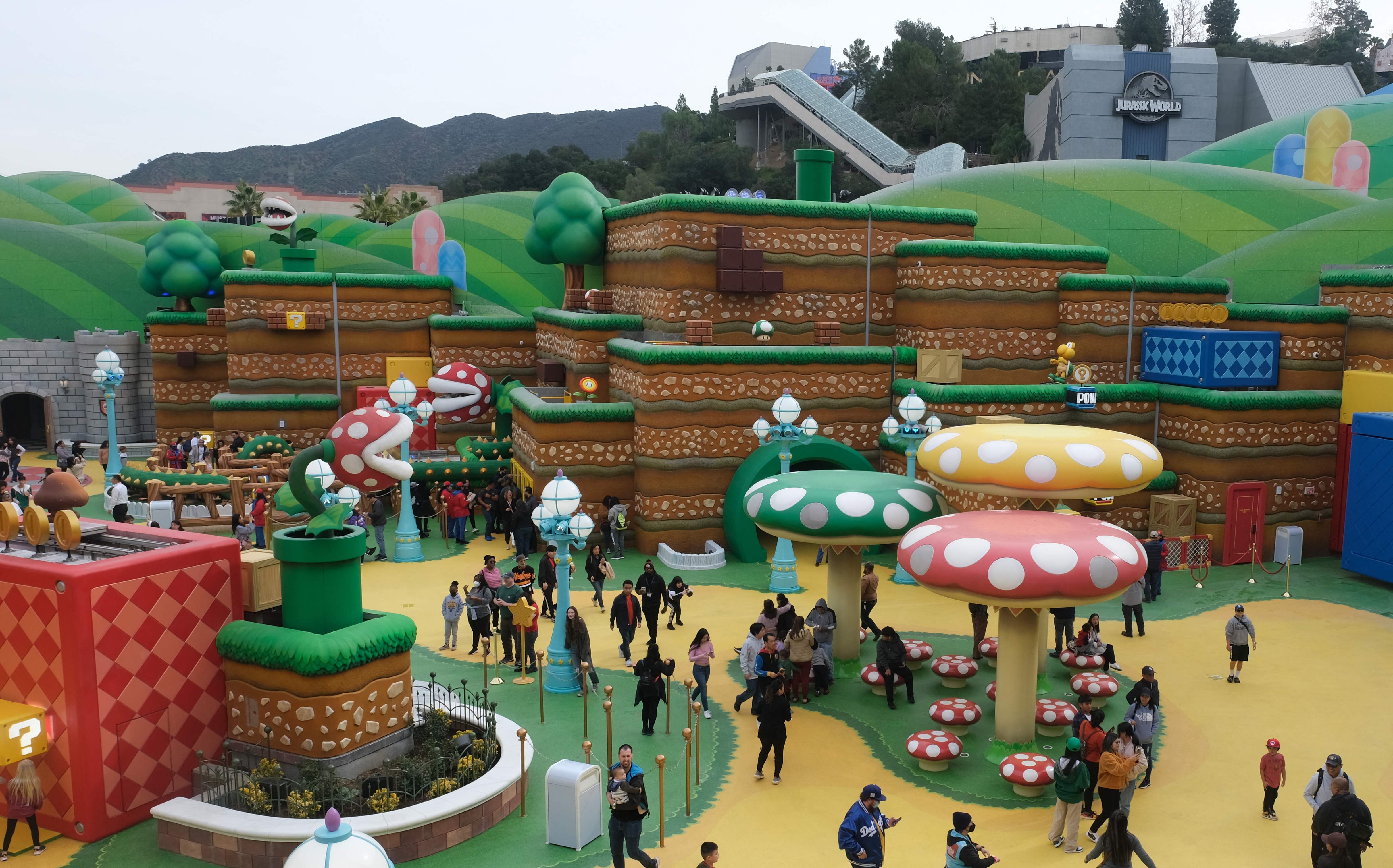 Pengunjung beraktivitas di Super Nintendo World di Universal Studios, Los Angeles, California, AS.