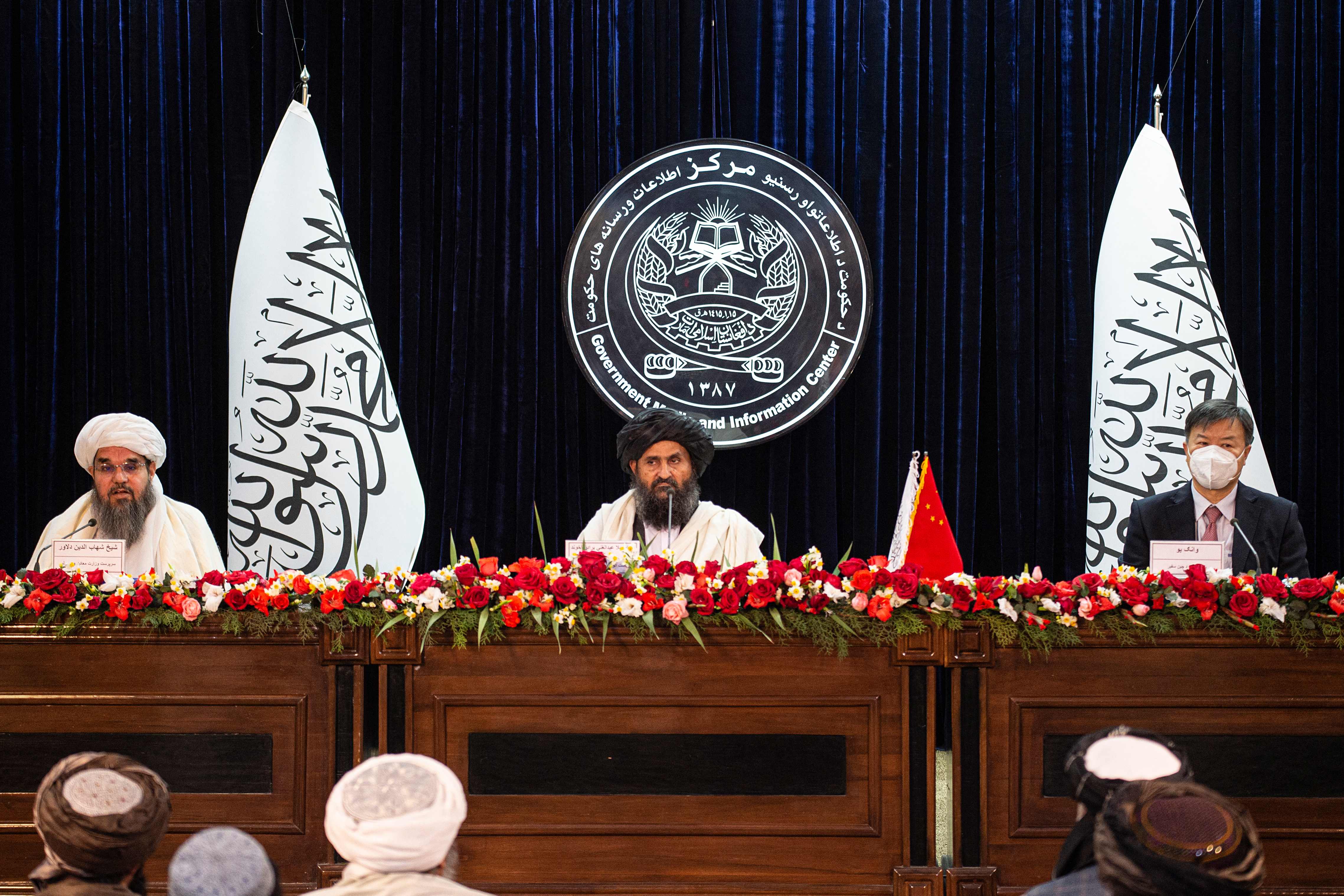 Wakil PM pertama Afghanistan Abdul Ghani Baradar (Tengah) dan Dubes China untuk Afghanistan Wang Yu, saat konferensi pers kontrak ekstraksi 