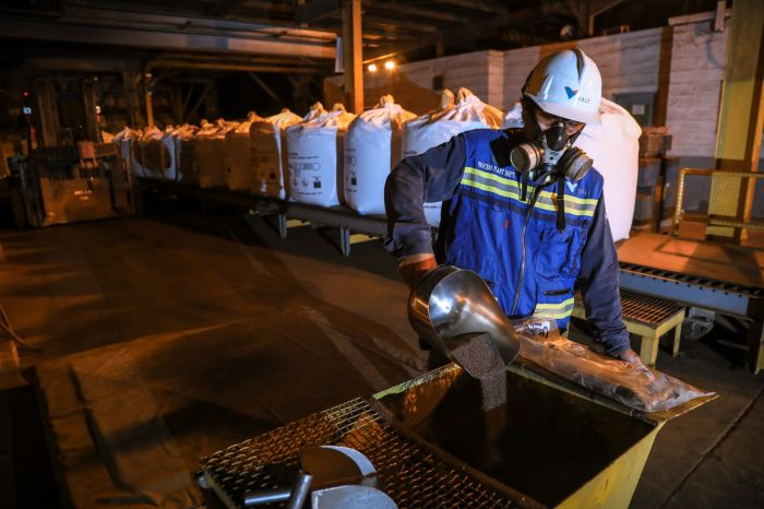 Seorang pekerja PT Vale Indonesia tengah mengolah nikel  