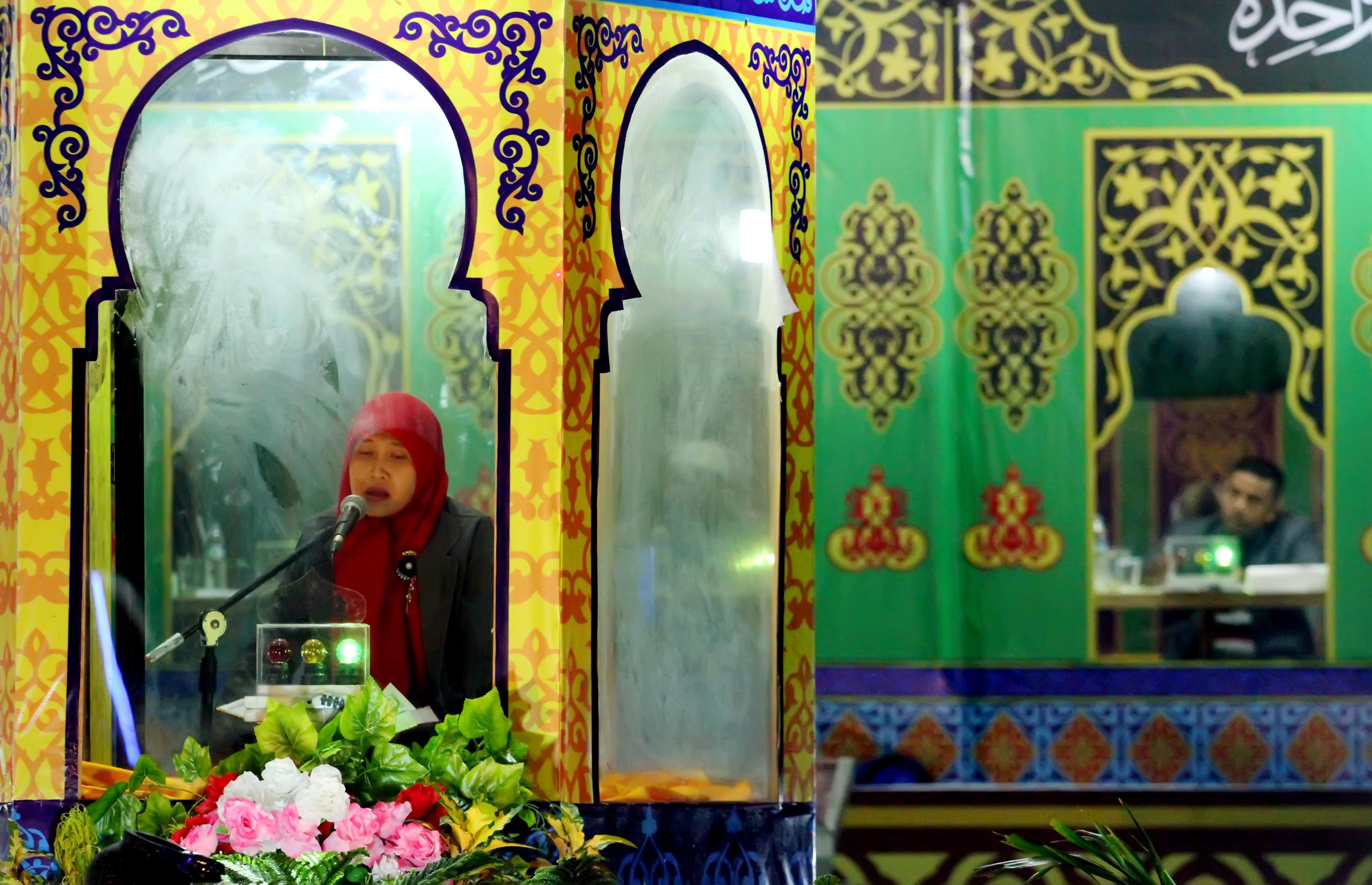 Seorang qariah sedang membaca ayat suci Al Quran.