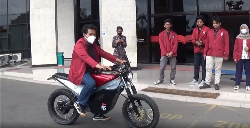  Salah satu keunikan motor trail listrik E-ni yakni menggunakan controller dengan spesifikasi 72 volt 100 ampere.