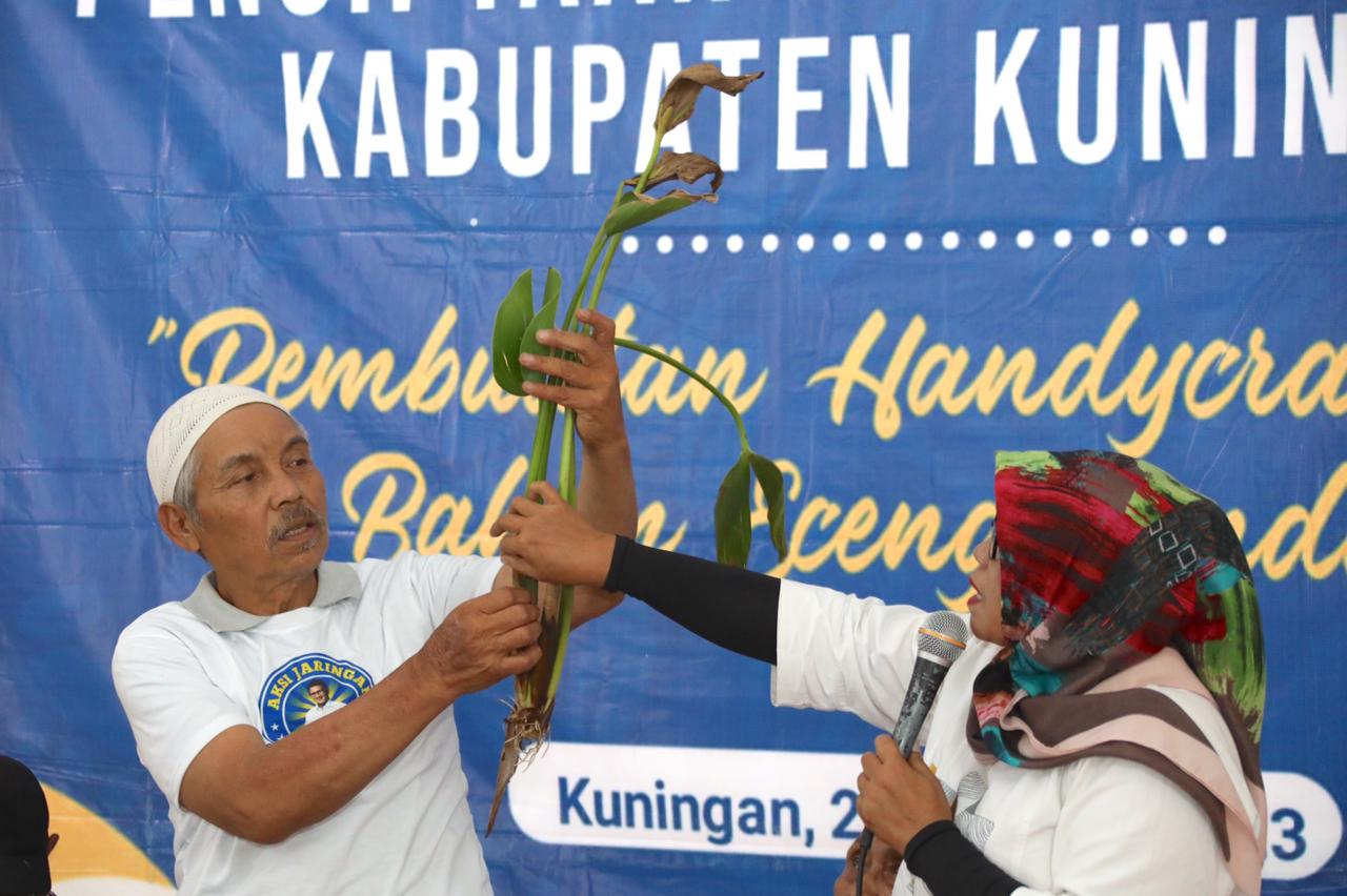 Jaringan Sandi Uno Kabupaten Kuningan, Jabar, menggelar pelatihan pembuatan kerajinan tangan dari limbah sehingga bernilai ekonomi.