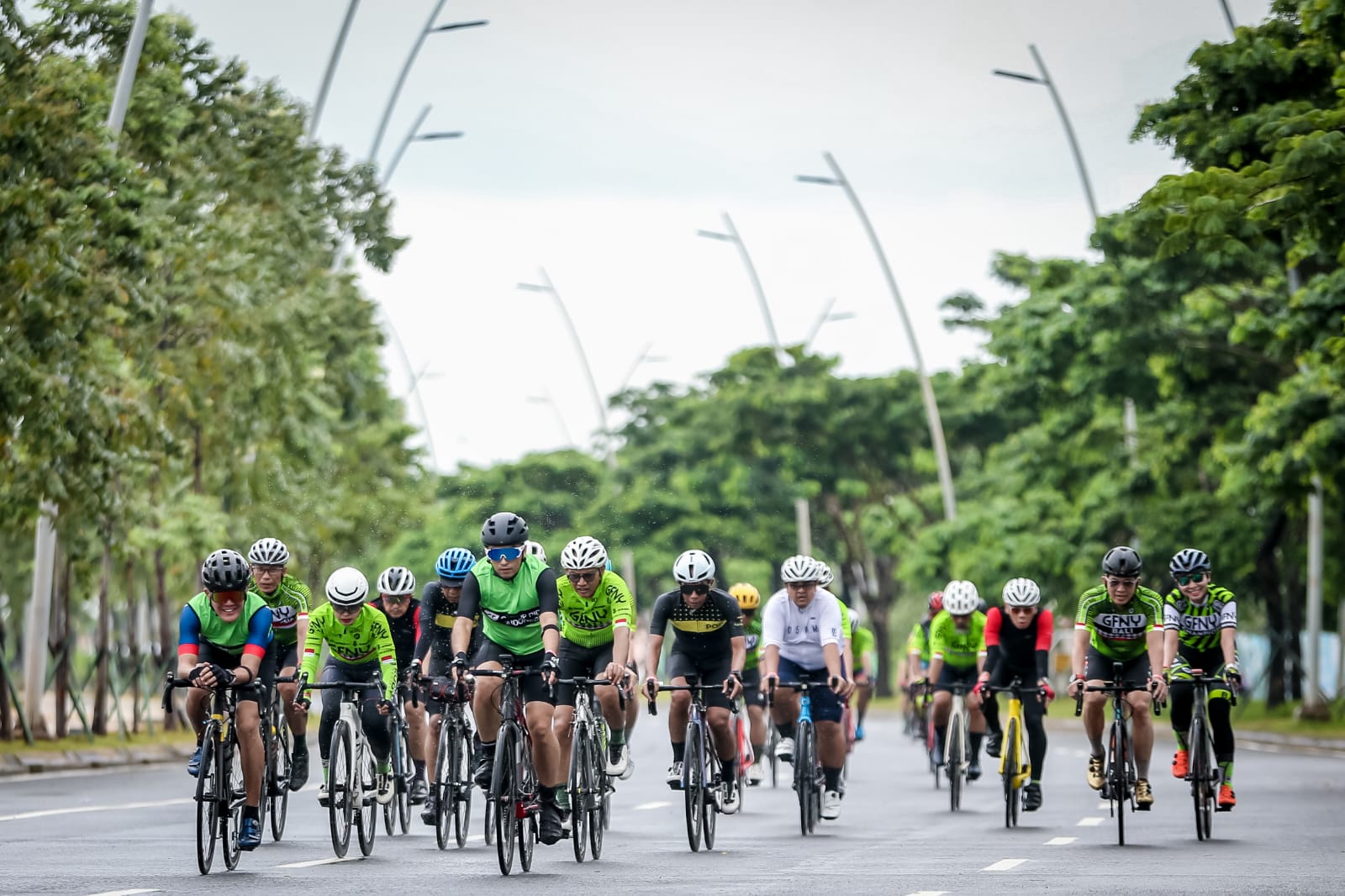 Group ride GNFY-IFG Life 2023 perdana di kawasan Pantai Indah Kapuk 2, Minggu (29/1). 