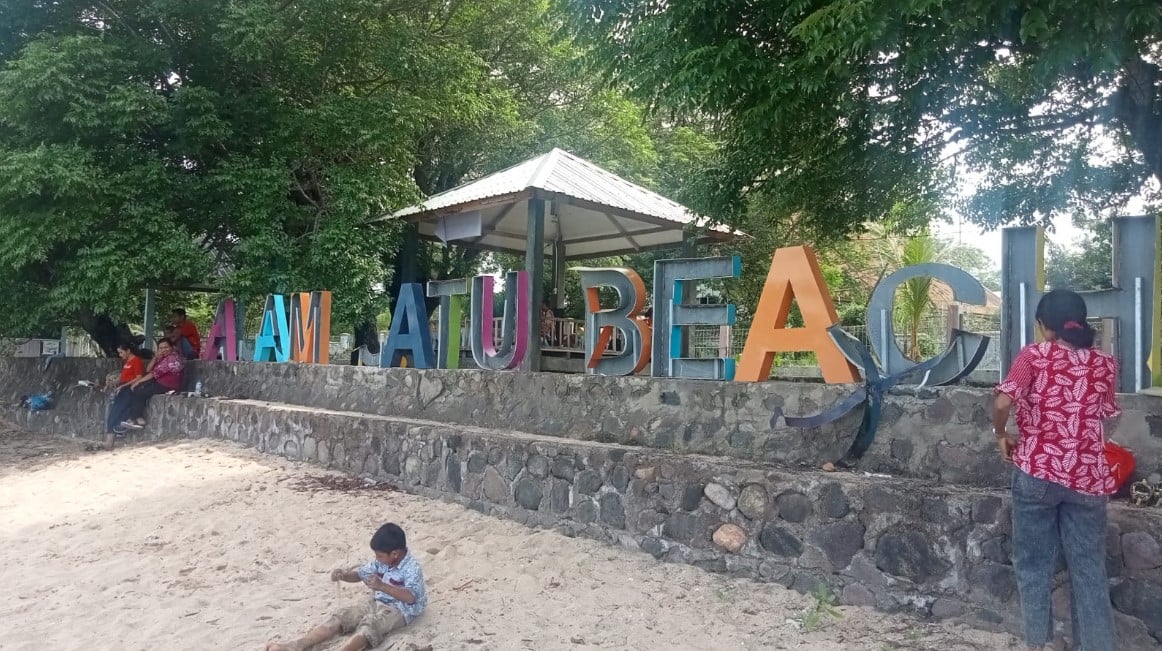 Destinasi wisata di Kota Larantuka Asam Satu Beach.