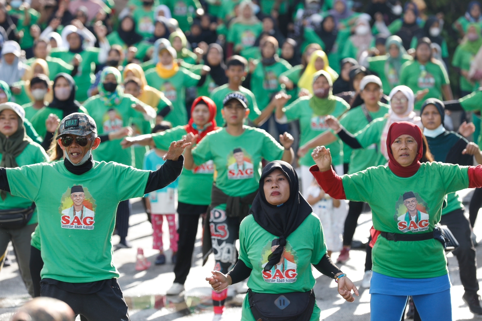 Senam massal diadakan relawan SAG Daerah Istimewa Yogyakarta mengajak masyarakat untuk menjalankan rutinitas olahraga pagi, Minggu (8/1)