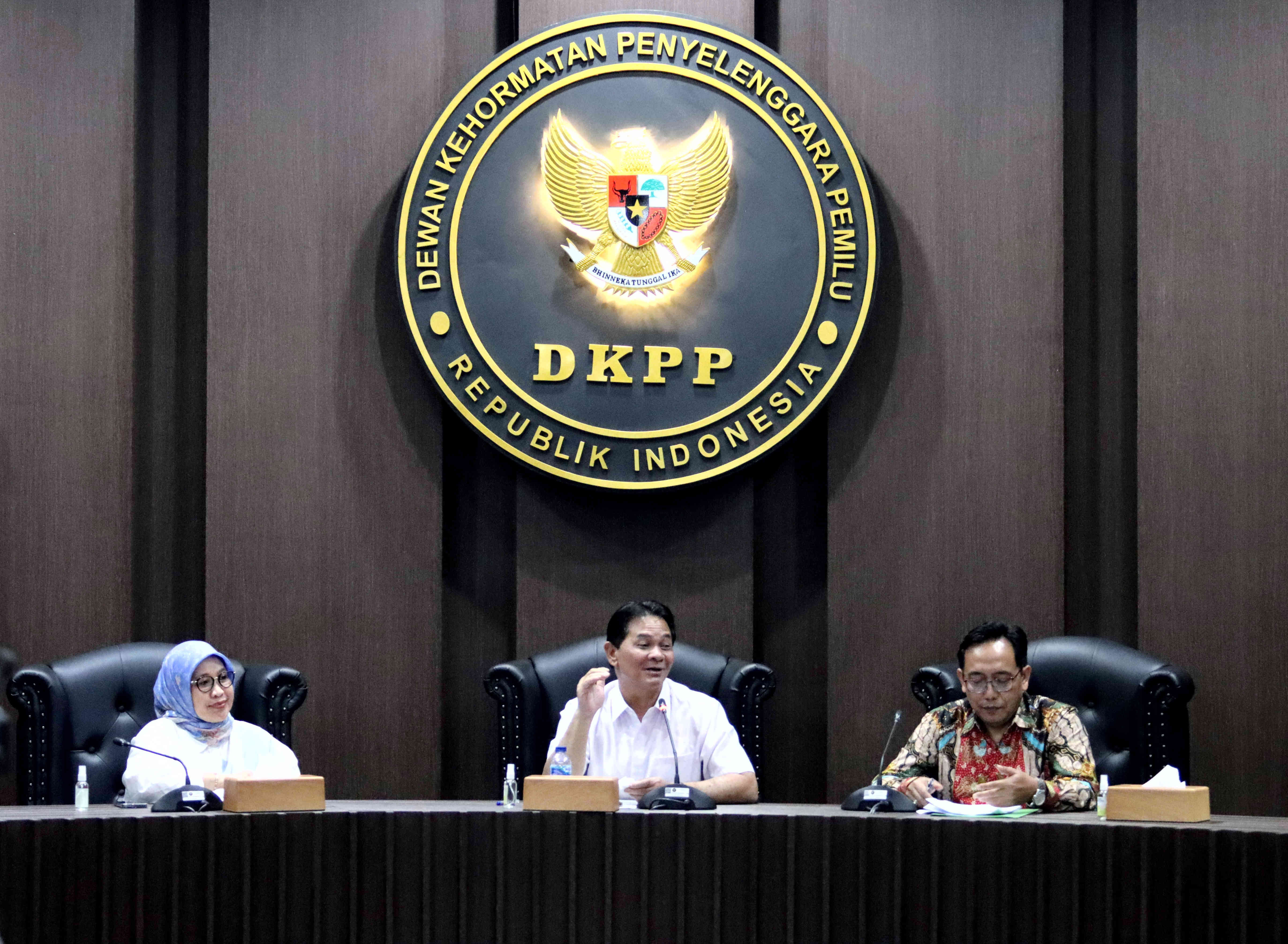 Ketua DKPP Heddy Lugito (tengah).