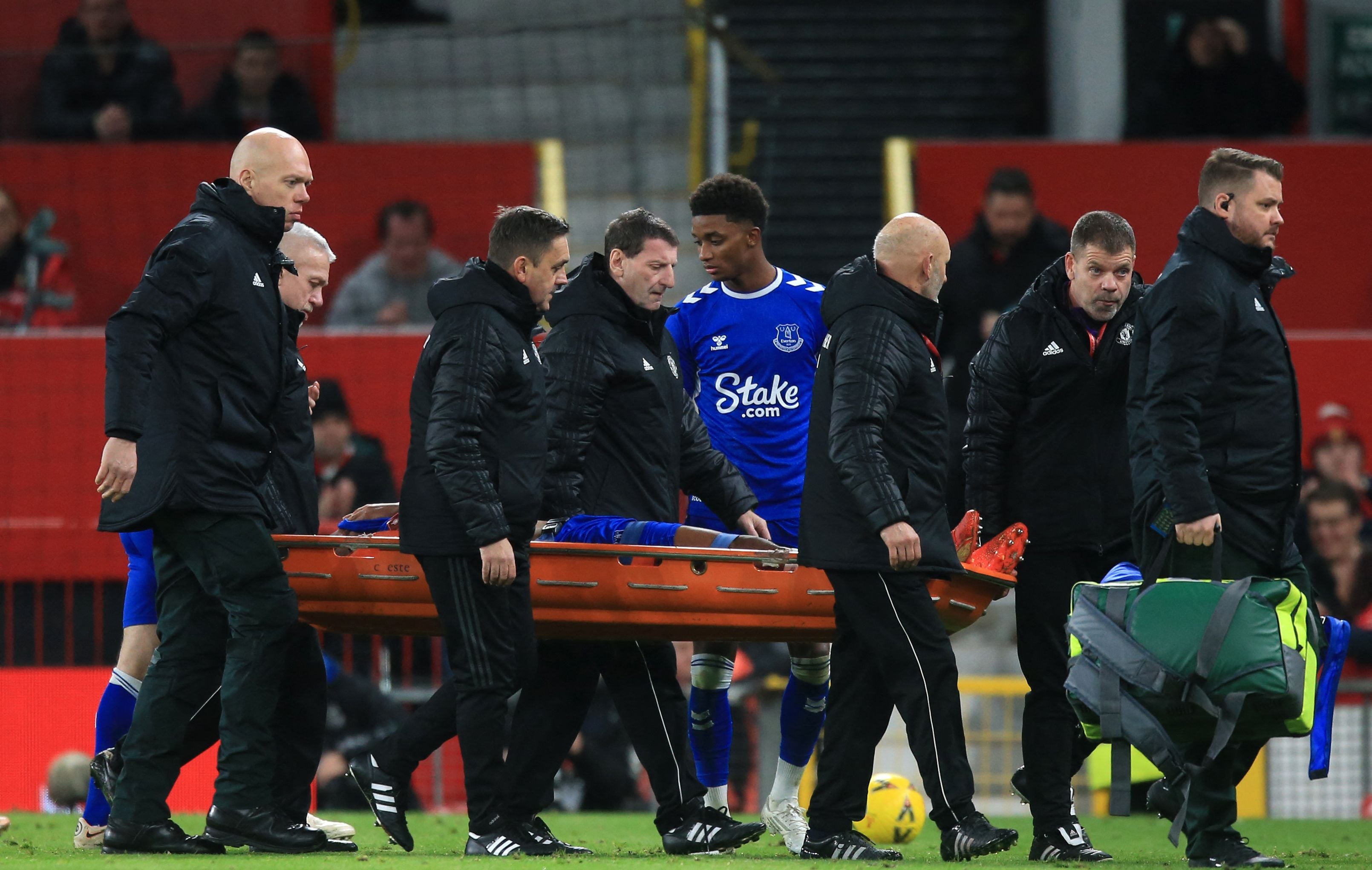 Ilustrasi--Pemain Everton Alex Iwobi ditandu ke luar lapangan karena cedera di laga Piala FA melawan Manchester United.