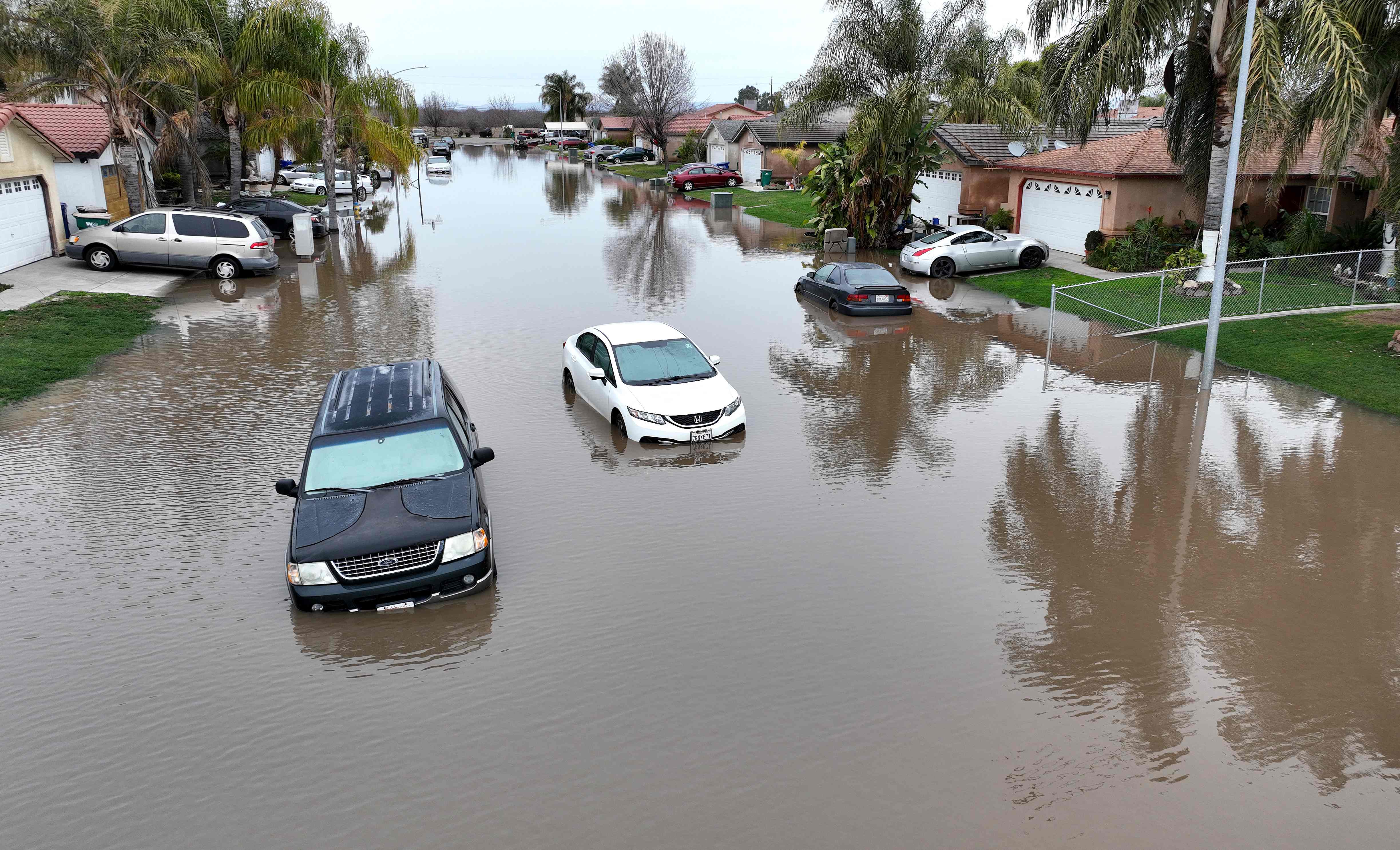 Pasca-badai tampak dari udara, sejumlah kendaraan terendam banjir di Planada, California, Amerika Serikat. Rabu (11/1/2023).