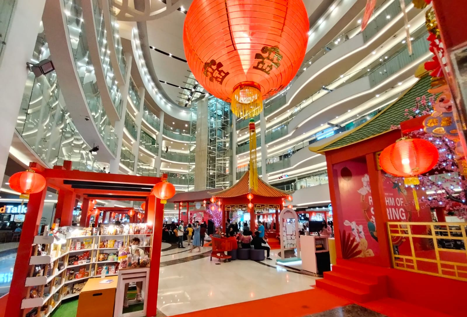 Suasana imlek di salah satu pusat perbelanjaan di Jakarta