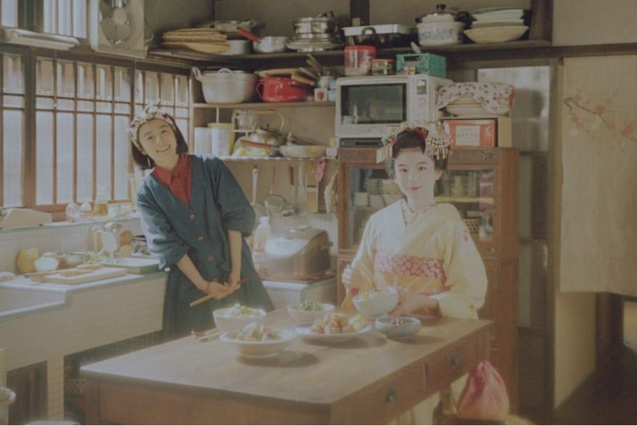 Cuplikan adegan dari serial The Makanai: Cooking for the Maiko House.
