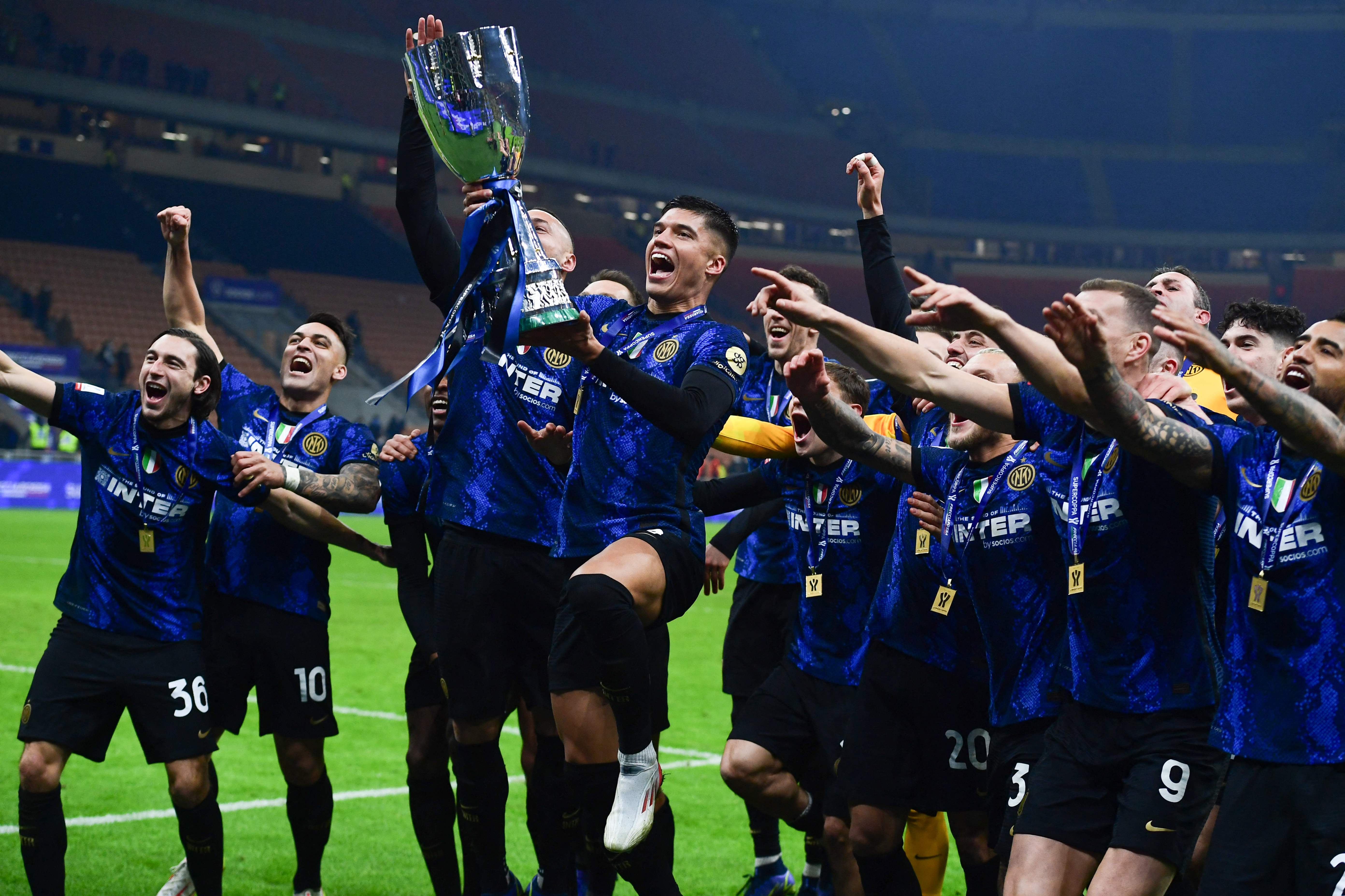 Potret pemain Inter Milan saat memegang trofi.