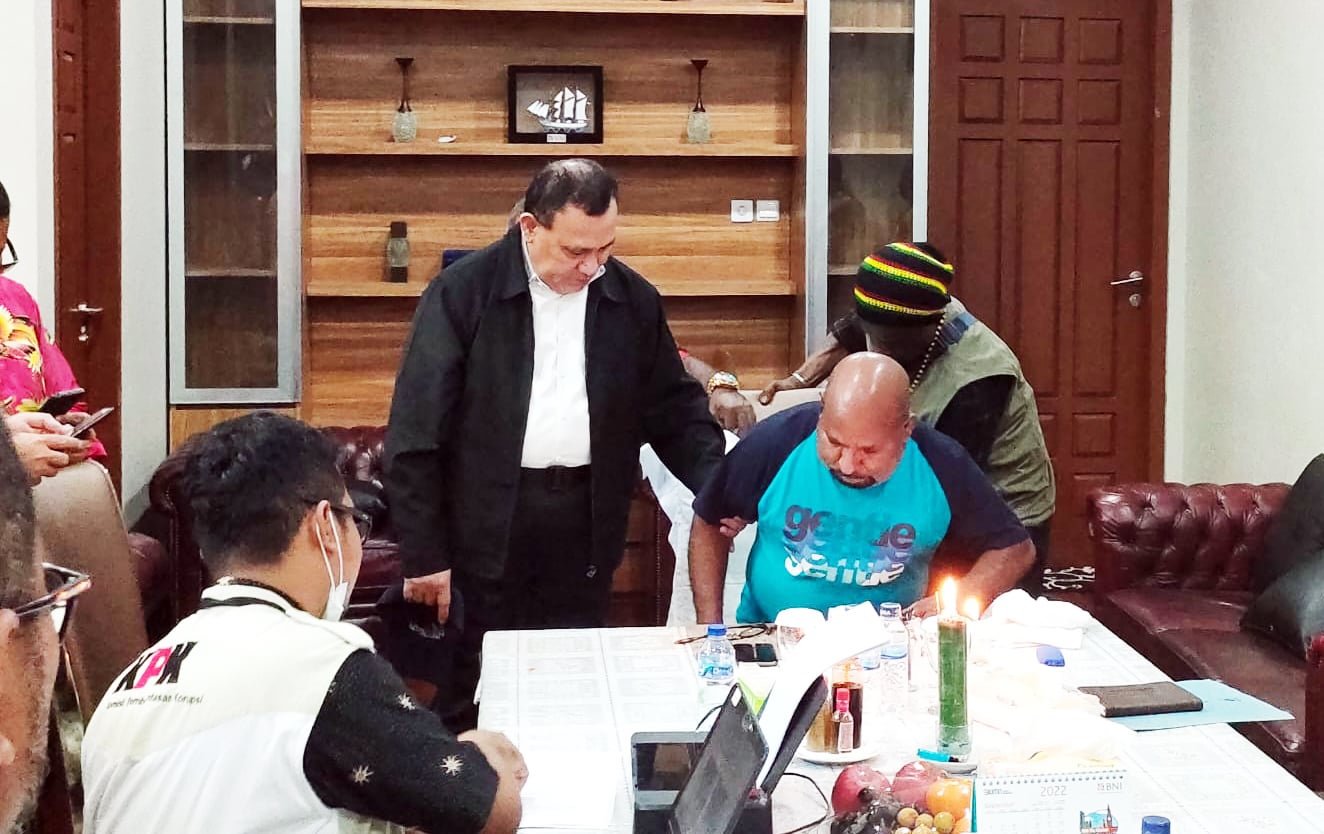 Ketua KPK Firli Bahuri langsung memimpin tim untuk melakukan pemeriksaan Gubernur Papua Lukas Enembe