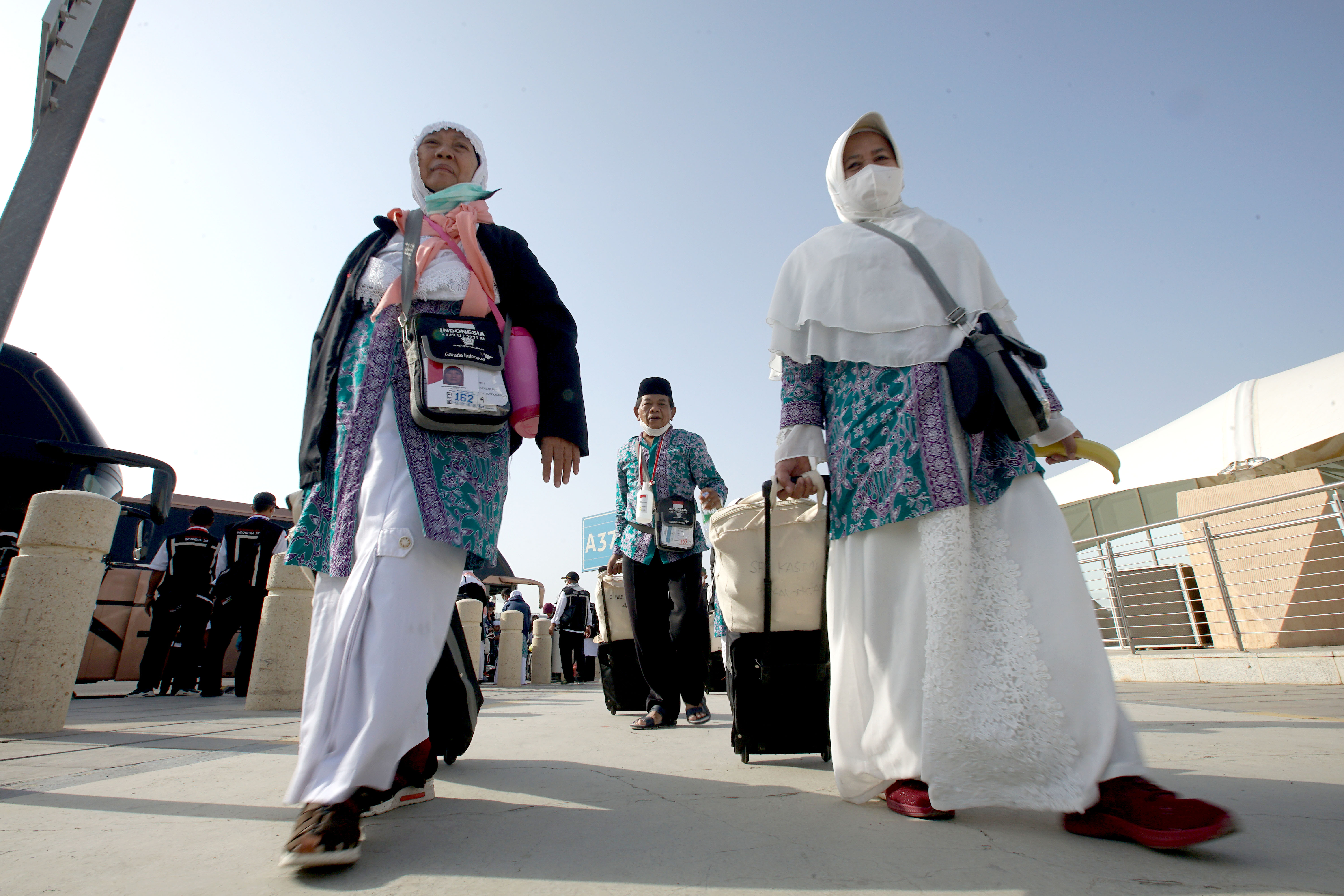 Potret kepulangan jemaah haji Indonesia di bandara wilayah Madinah, Arab Saudi.