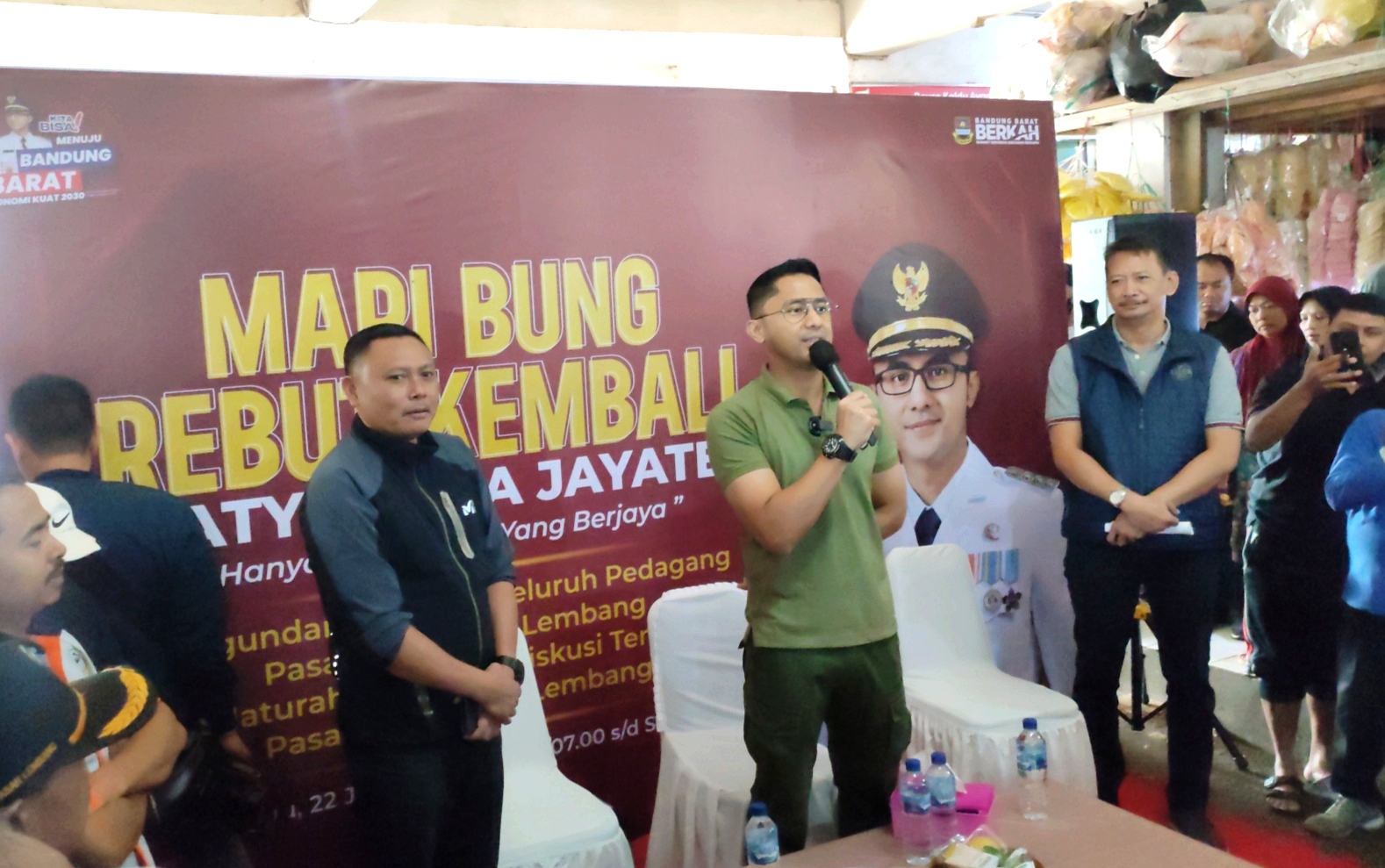 Bupati Bandung Barat, Hengky Kurniawan (tengah) berdialog dengan pedagang Pasar Panorama, Minggu (22/1).