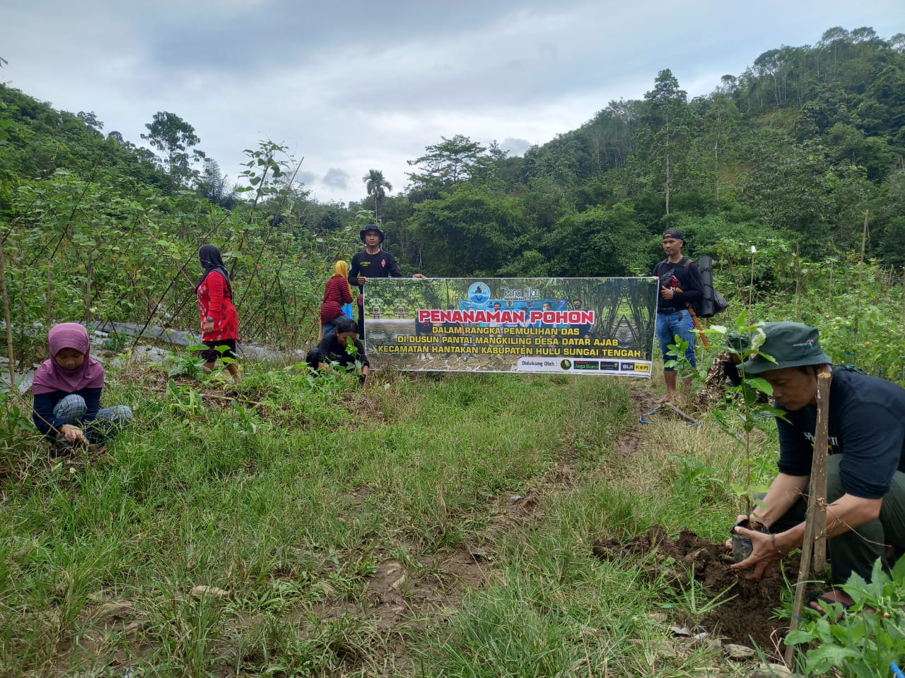 Penanaman pohon di kawasan ekowisata Pegunungan Meratus, Dusun Pantai Mangkiling, Datar Ajab, Kecamatan Hantakan, Hulu Sungai Tengah, Kalsel
