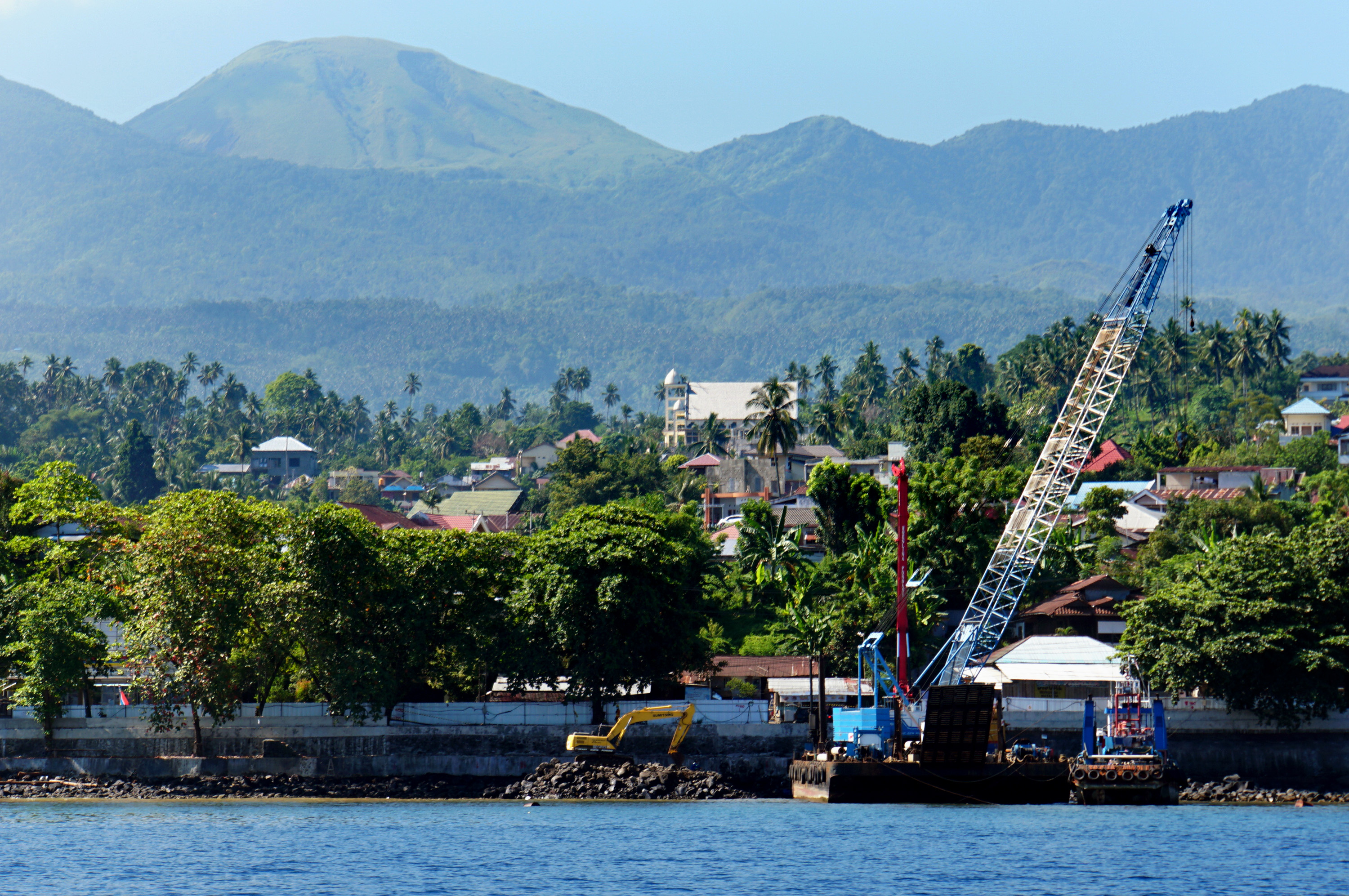 Sejumlah alat berat dioperasikan di proyek pembangunan Kawasan Wisata Pantai Malalayang di Manado, Sulut, beberapa waktu lalu. 