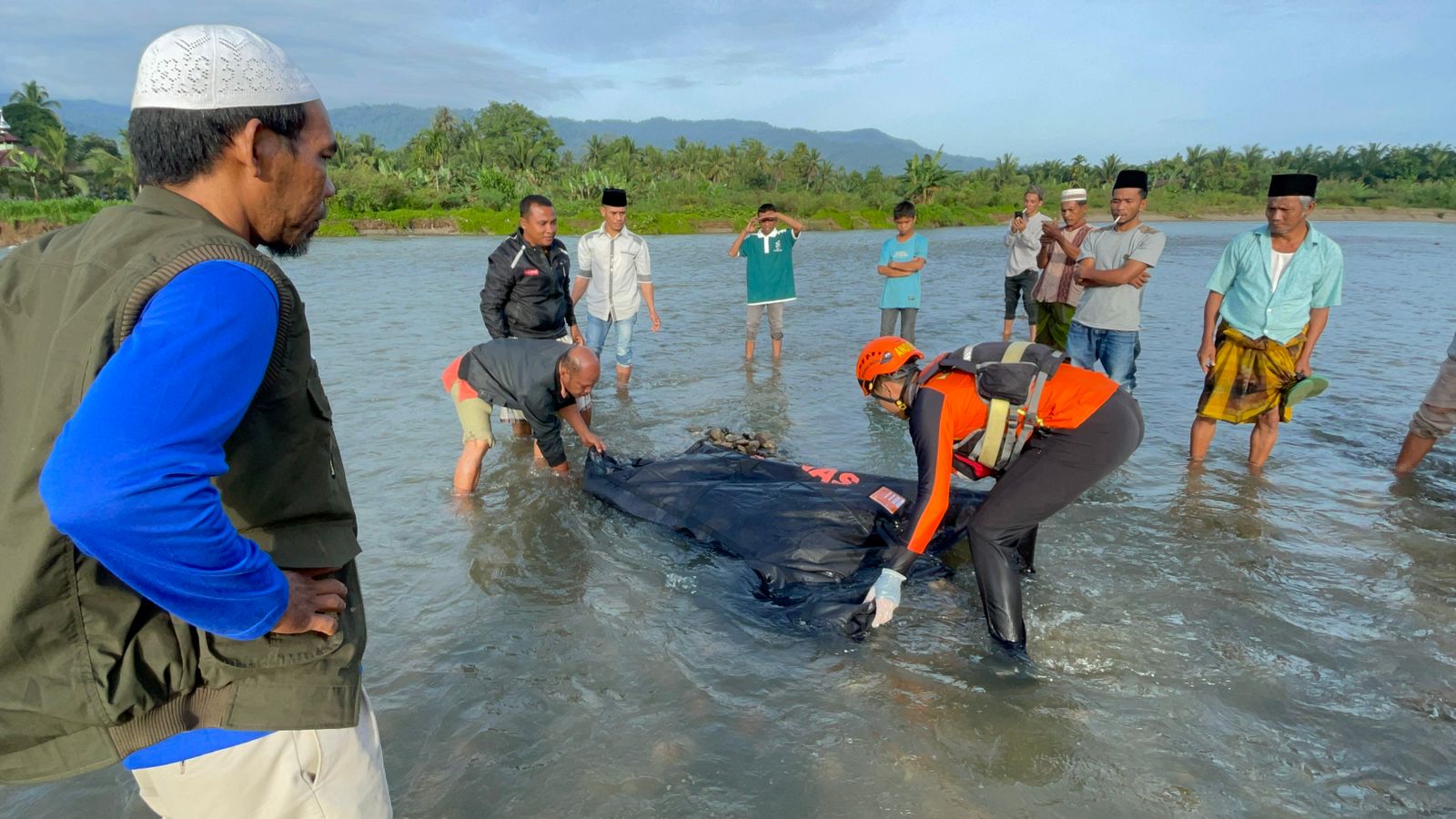 Tim SAR mengevakuasi jasad Mursyadil Kamil, 20, santri asal Riau yang tenggelam di Sungai Aek Singolot, Mandailing Natal, Kamis (26/1).