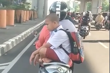 Polisi Buru Pengendara Sepeda Motor Membonceng Siswa Duduk Bersila