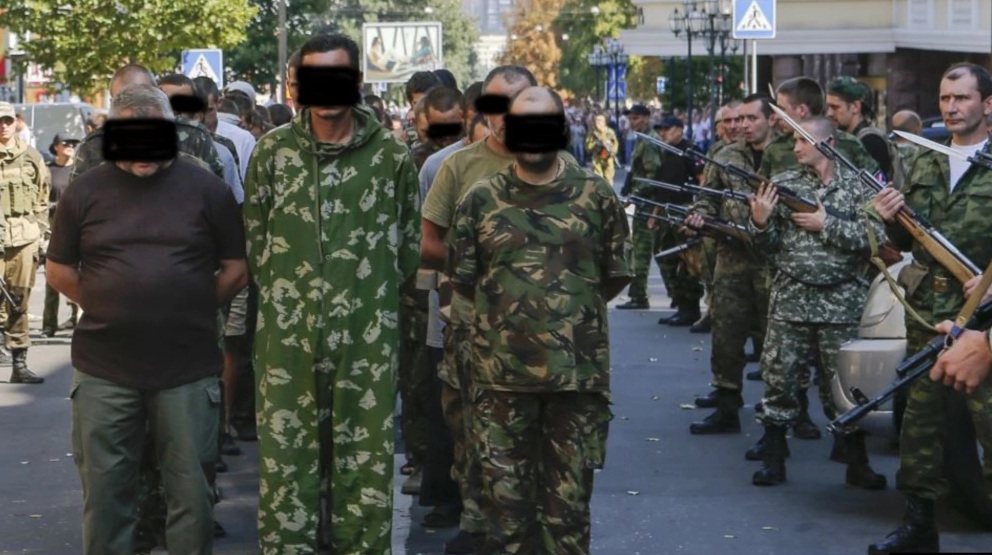 Tentara Ukraina yang ditangkap kelompok seperatis pro-Rusia di Donestk, wilayah timur Ukraina. 