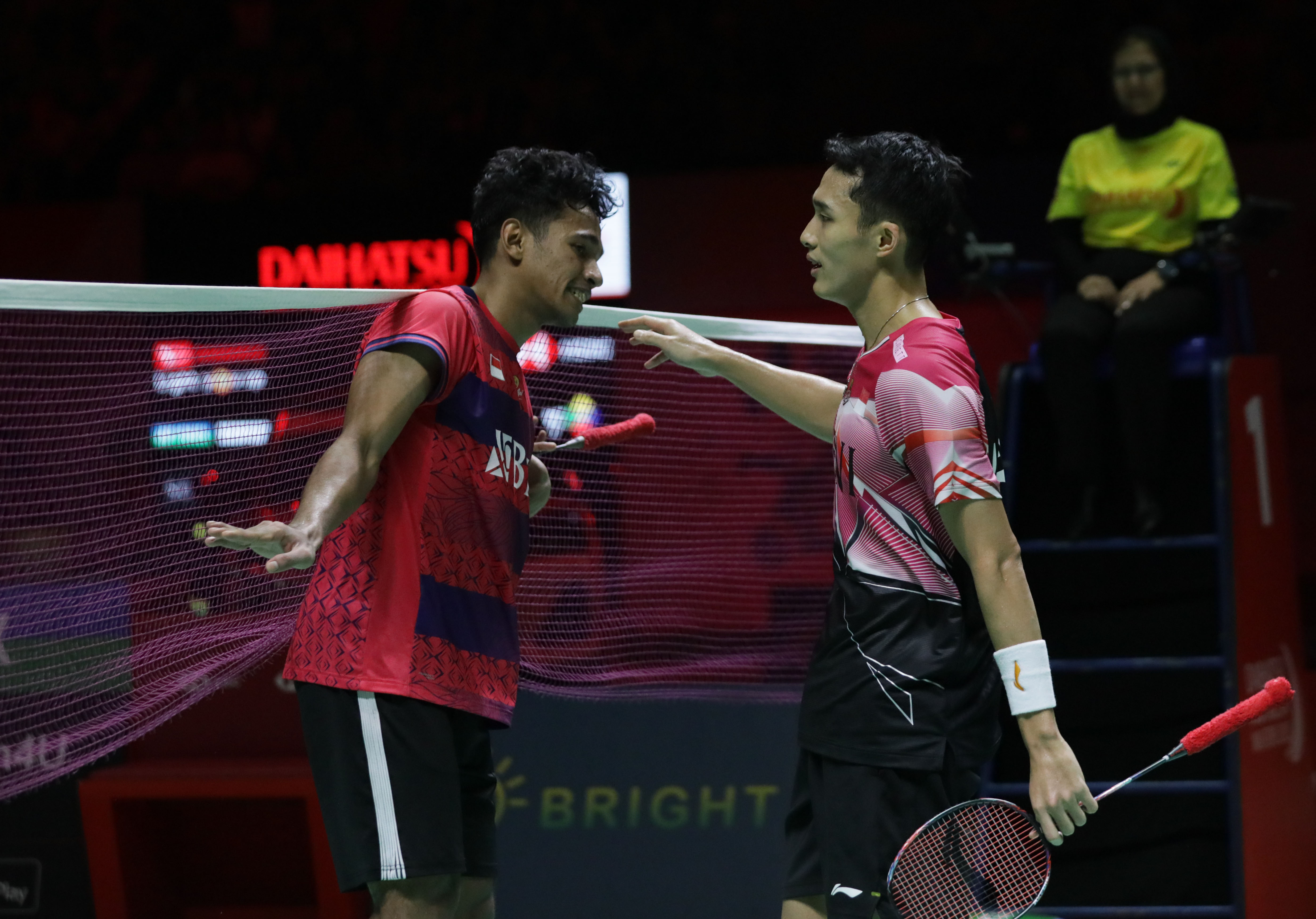 Tunggal putra Jonatan Christie (kanan) dan Chico Aura Dwi Wardoyo seusai laga final Indonesia Masters 2023.