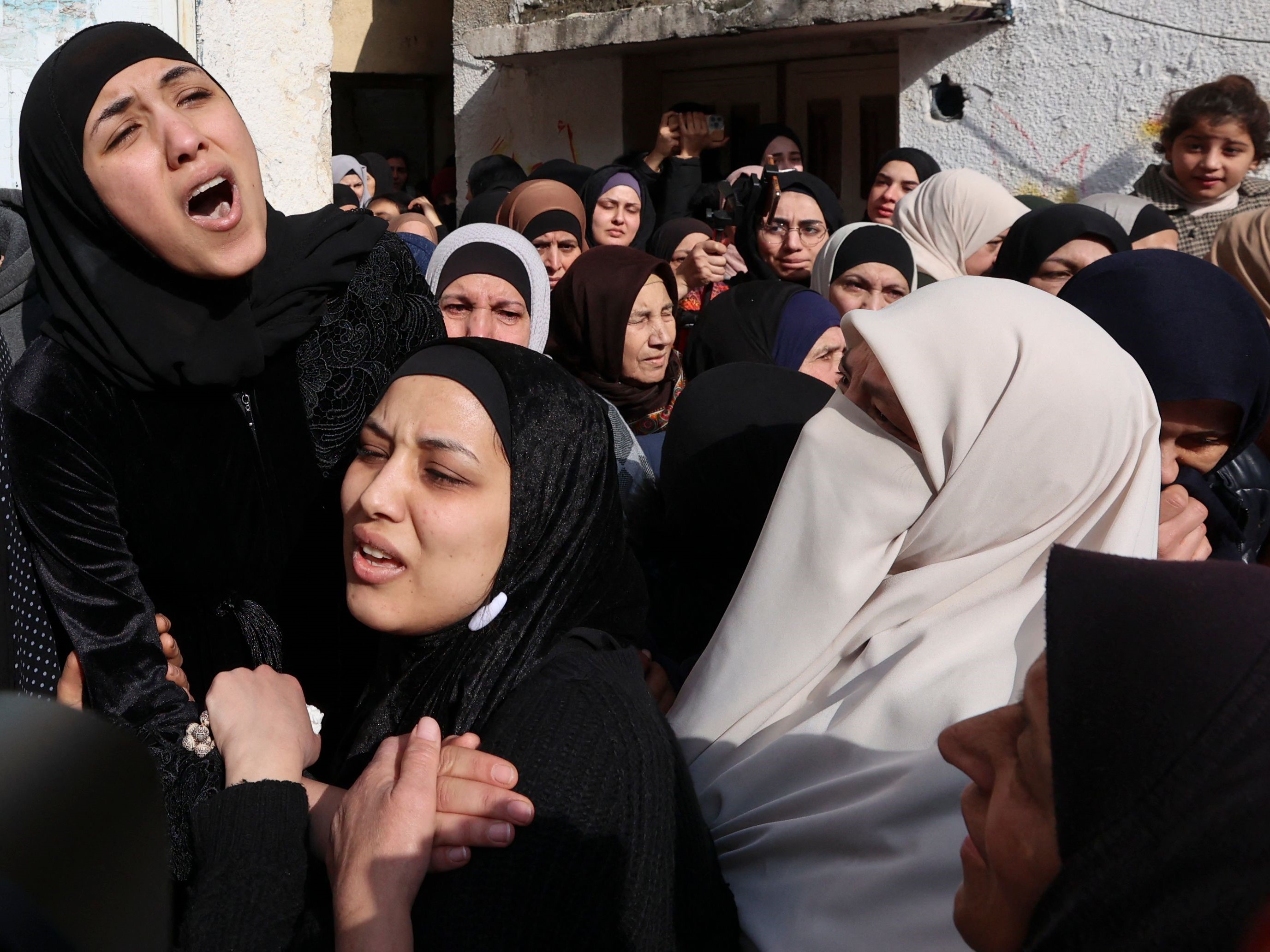 Kerabat Palestina berduka saat pemakaman Ahmed Adu Junaid, 21, yang terbunuh sehari sebelumnya saat bentrokan dengan pasukan Israel.