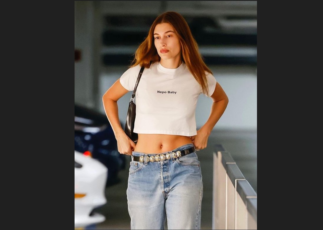 Hailey Bieber mengenakan kaos bertuliskan Nepo Baby