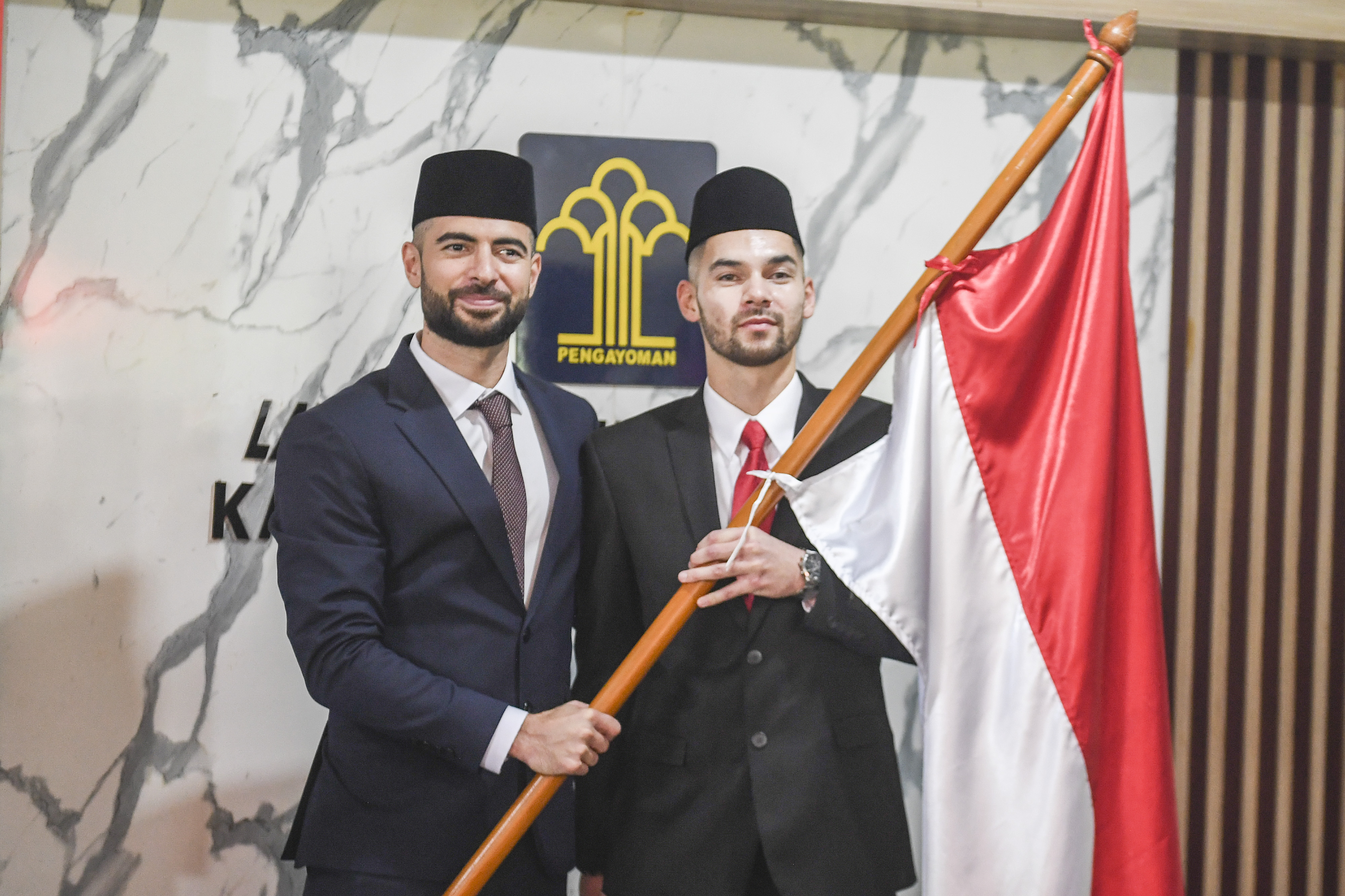 Pesepak bola Sandy Walsh (kanan) dan Jordi Amat (kiri) usai resmi menjadi Warga Negara Indonesia.