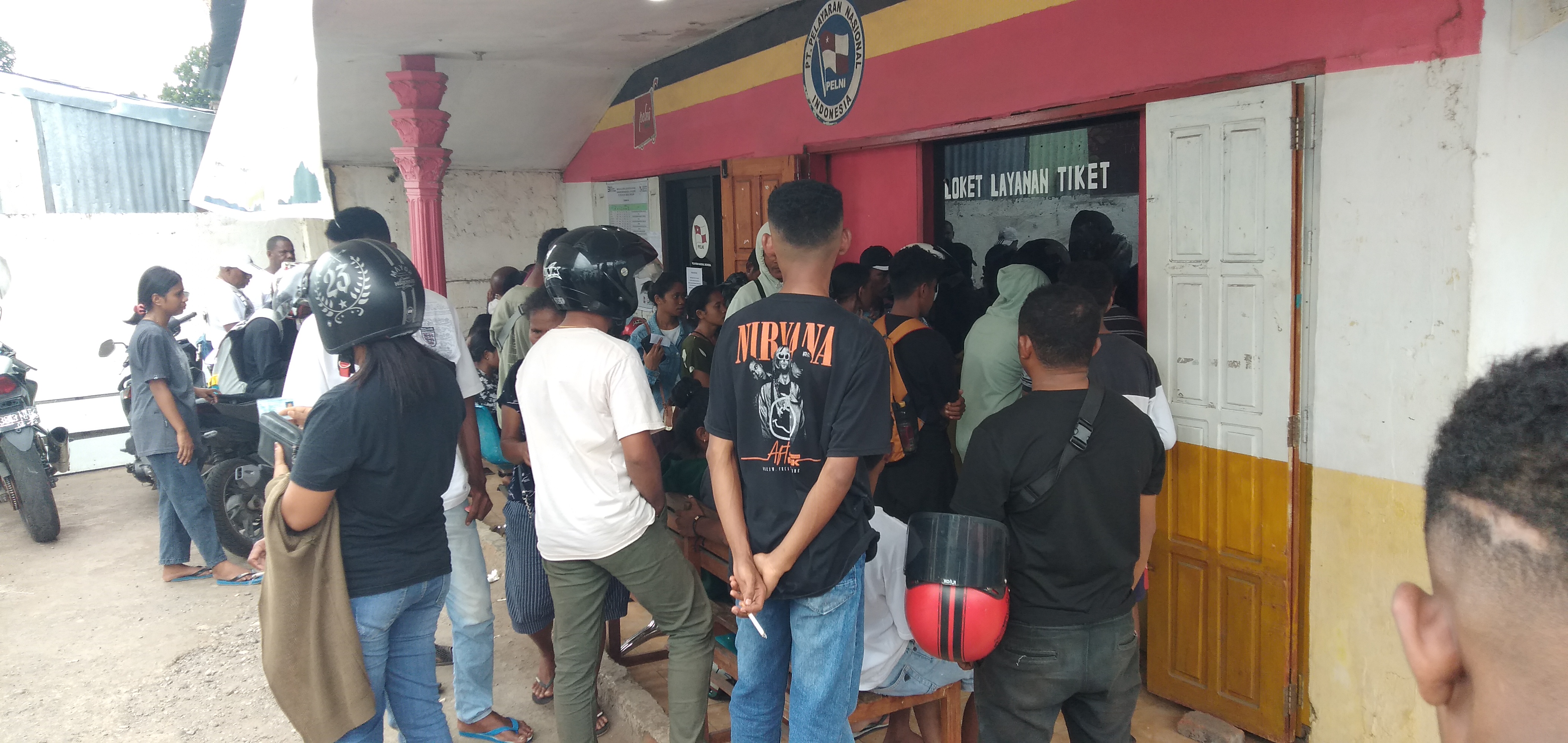 Antrean penumpang untuk mendapatkan tiket kapal PT Pelni di Lembata menuju Kupang