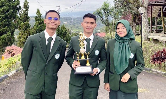 Tiga mahasiswa Polbangtan Bogor menyisihkan rival dari 10 kampus yang terdaftar menjadi peserta Lomba Debat
