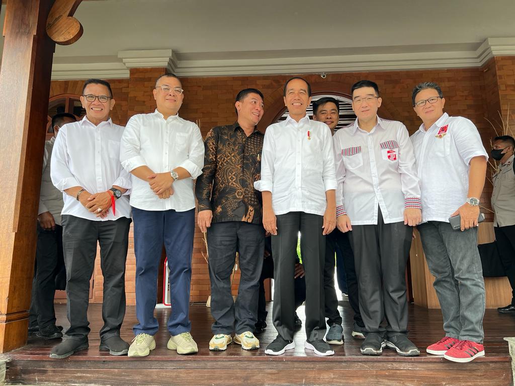 Presiden Joko Widodo berfoto bersama sejumlah relawan di Manado, SUlut