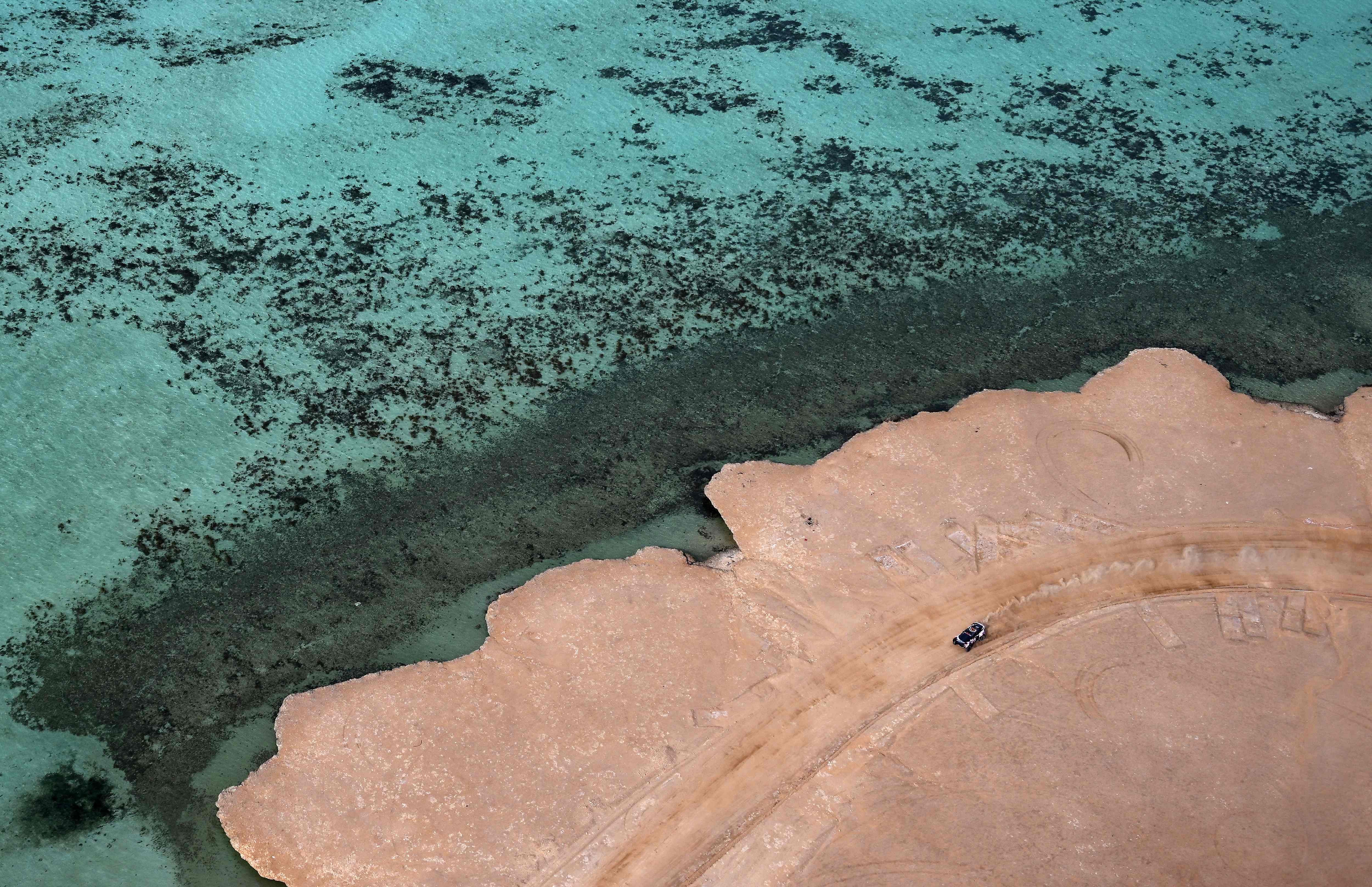 Pembalap Prancis Guerlain Chicherit beraksi di Reli Dakar.